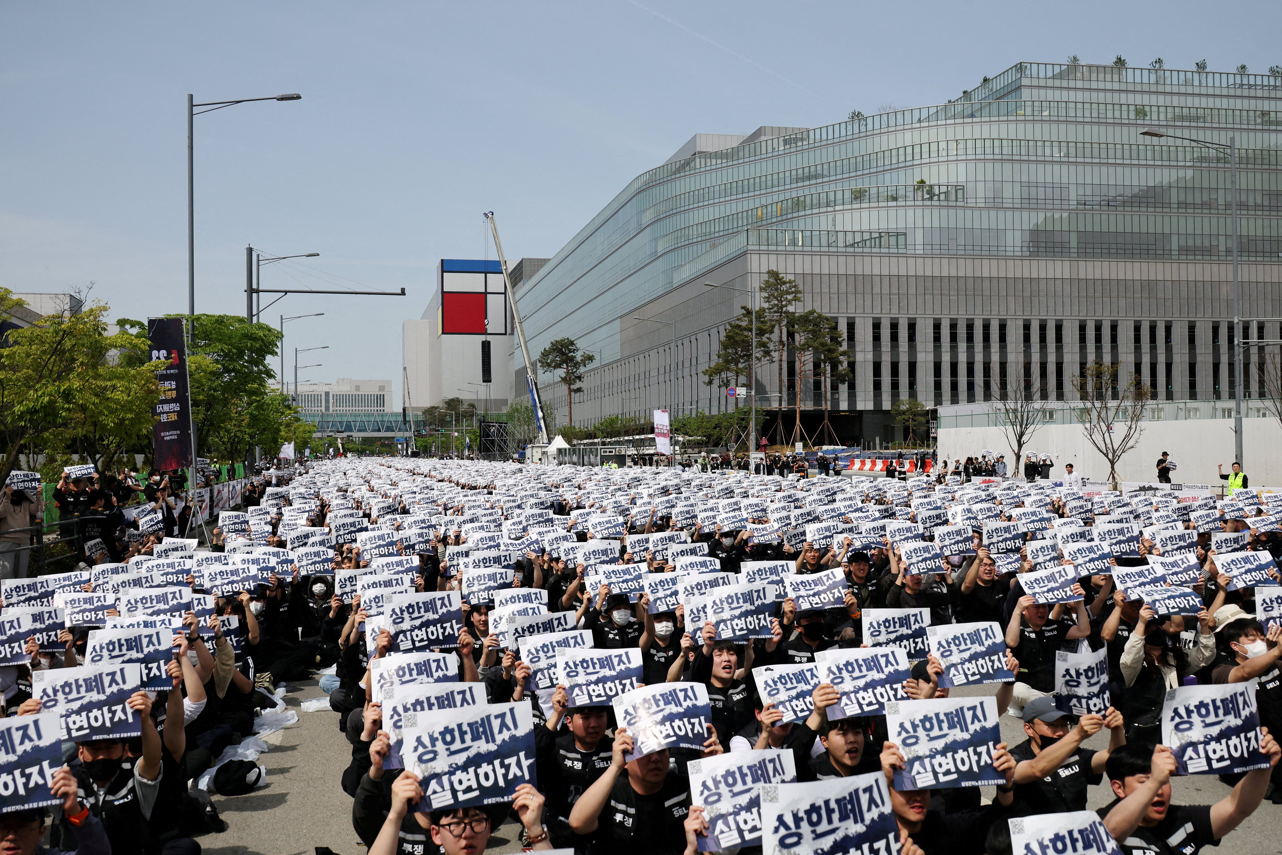 Samsung Electronics’ labour union members chant slogans during a protest against company’s compensation levels ahead of a planned strike in front of Samsung Electronics semiconductor plant in Pyeongtaek, South Korea, on April 23. Photo: Reuters