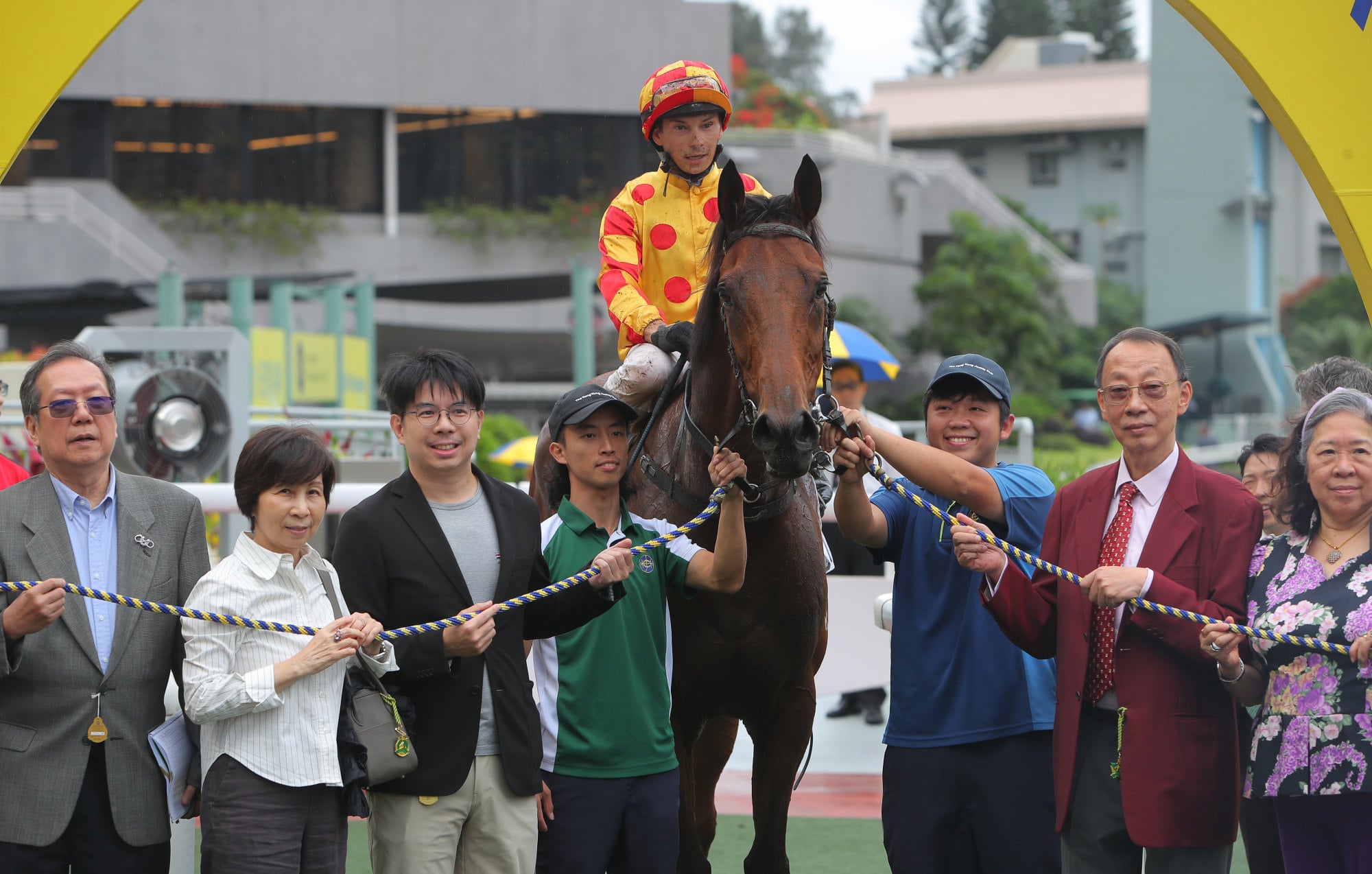 Connections celebrate the victory of Romantic Fantasy at Sha Tin. Connections celebrate the victory of Romantic Fantasy at Sha Tin.