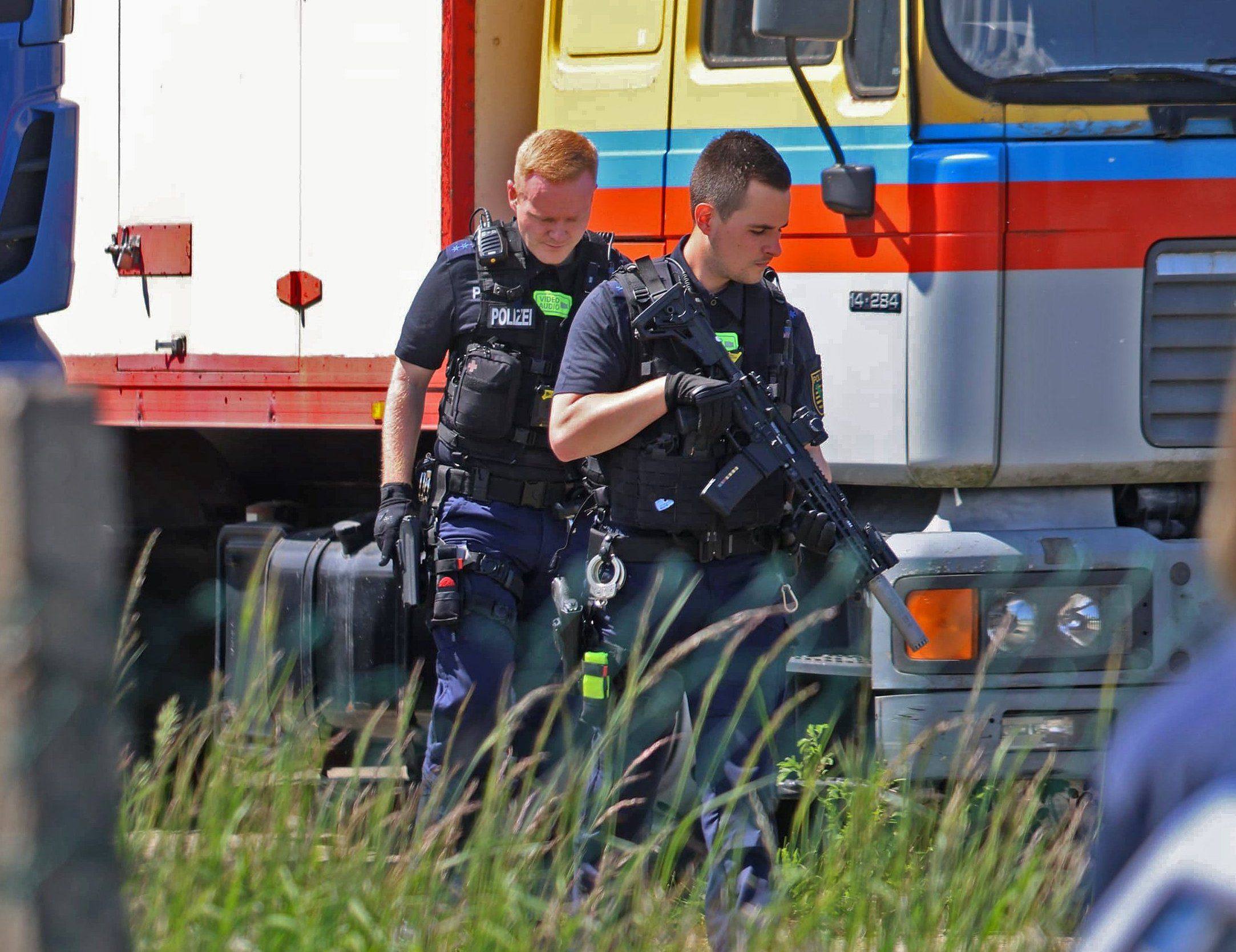 Officers carrying heavy weapons at the scene. Photo: dpa