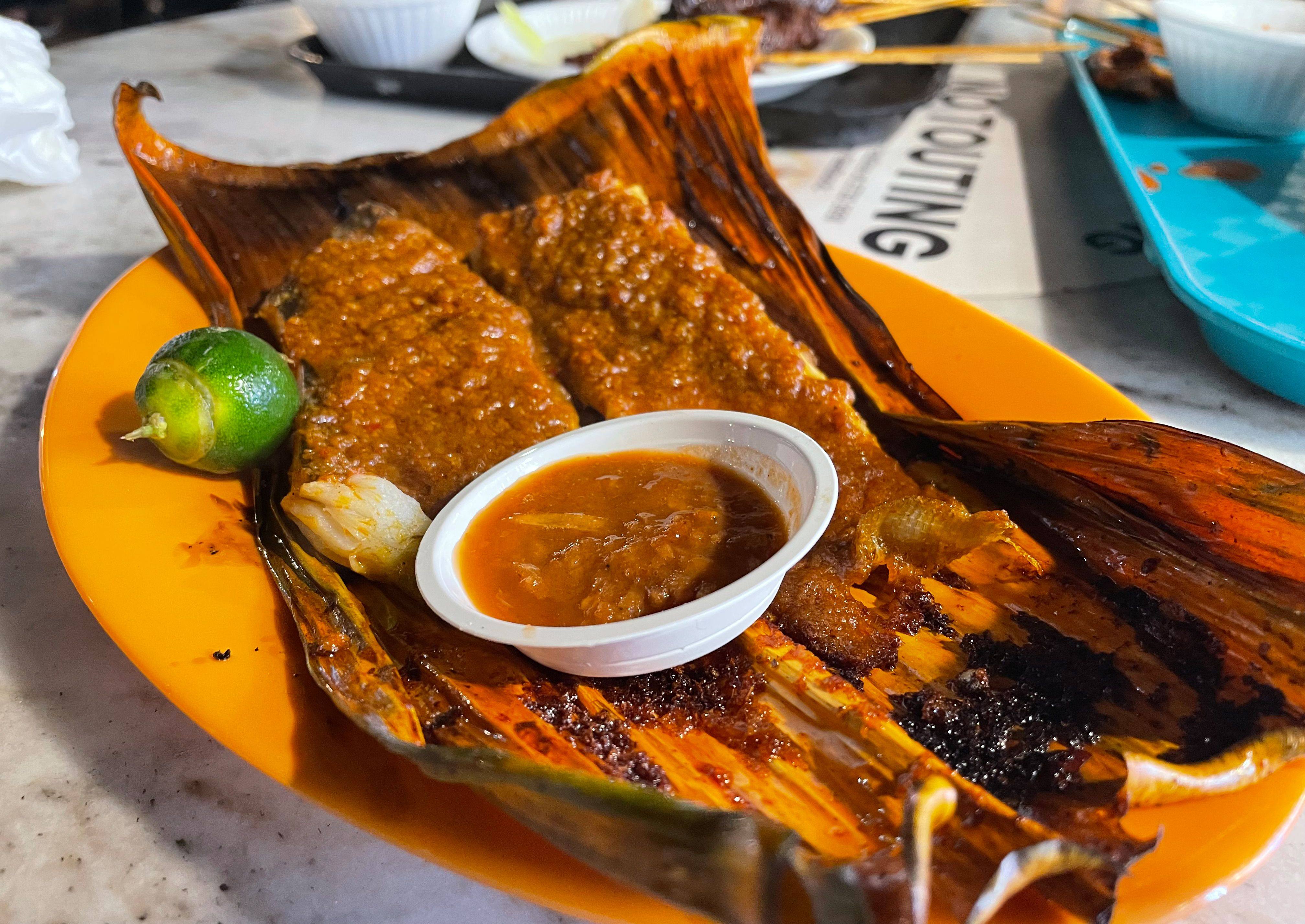 Grilled stingray wrapped in banana leaves, sold in Singapore’s Lau Pa Sat hawker centre. Photo: Manuel Meyer/dpa-tmn