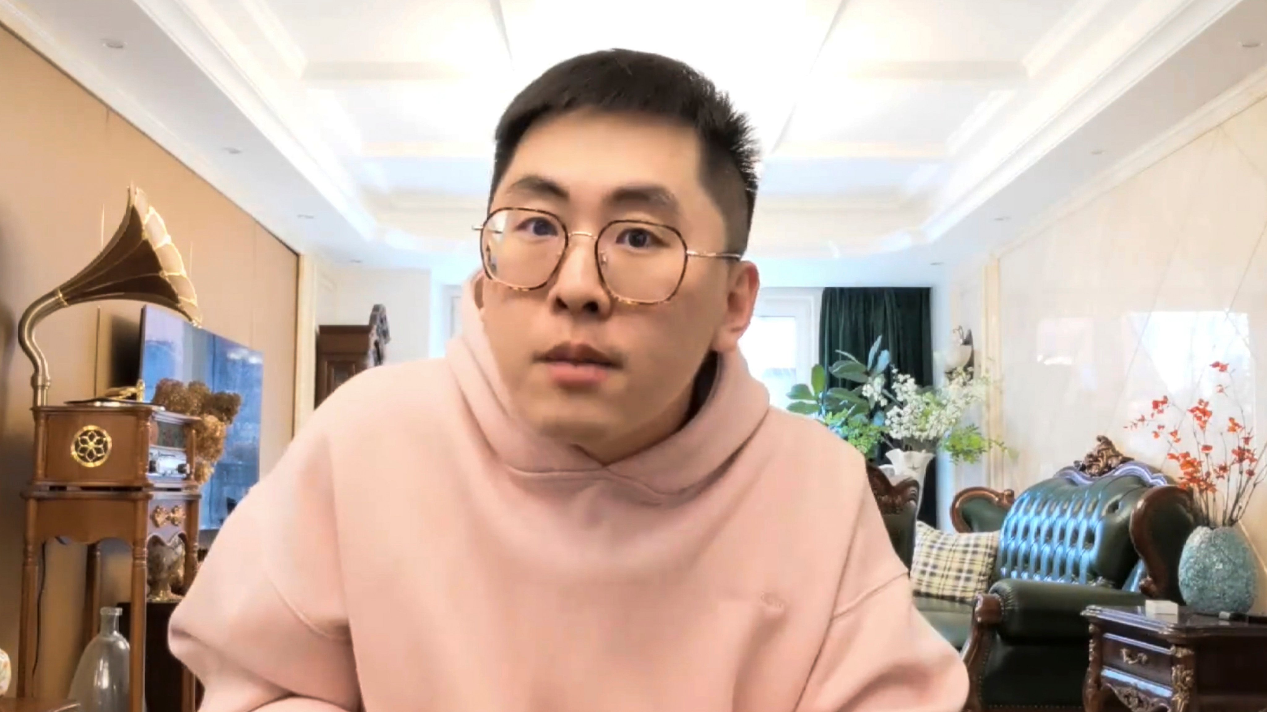 A blogger in China with 20 million followers has taken a break after 13 years of intense content creation after developing a range of health problems. Photo: Weibo
