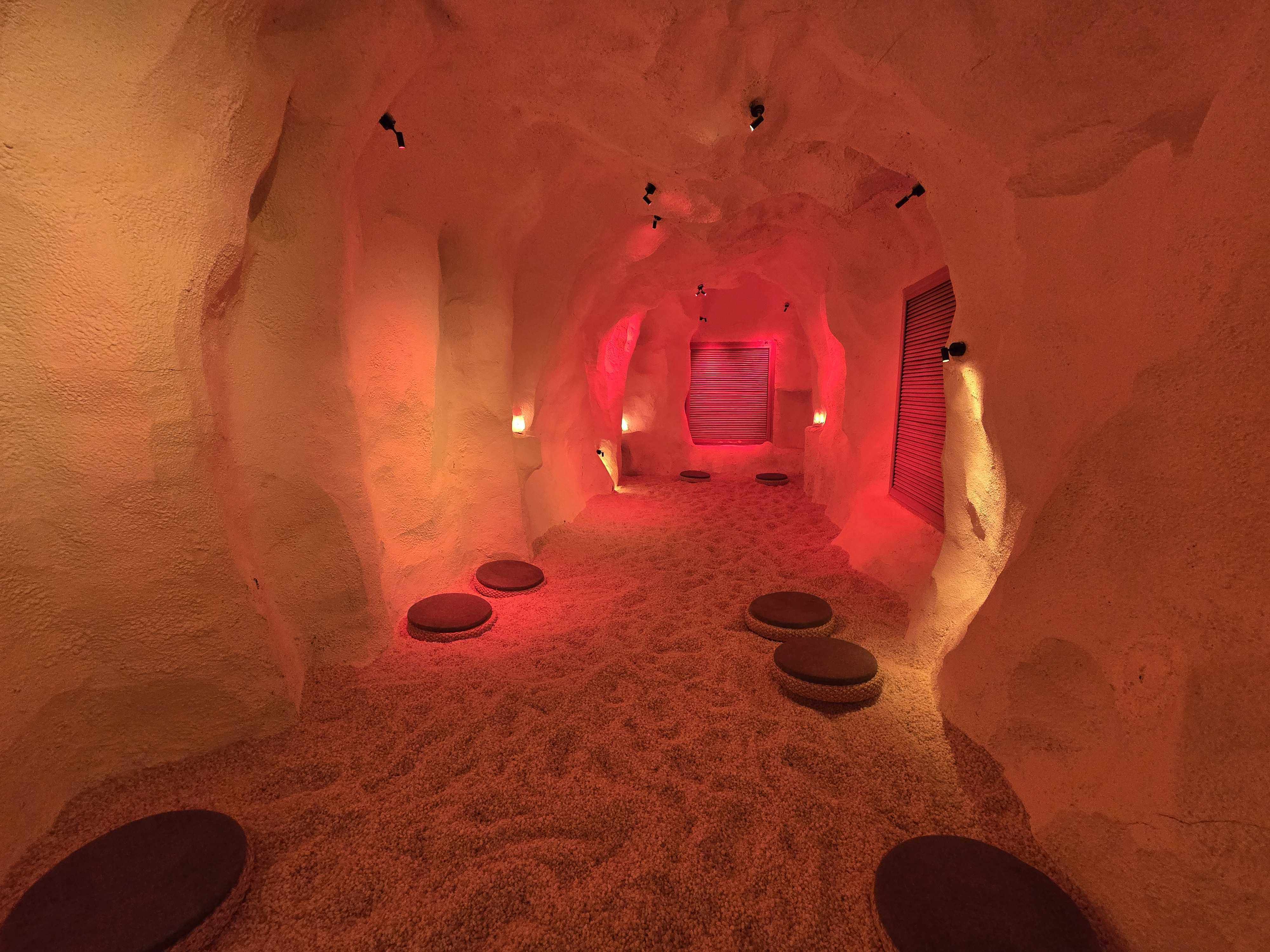 scmp.com - Ginny Wong - Saunas, sure. But sleep? A couple stays overnight at a 24-hour spa in Shenzhen