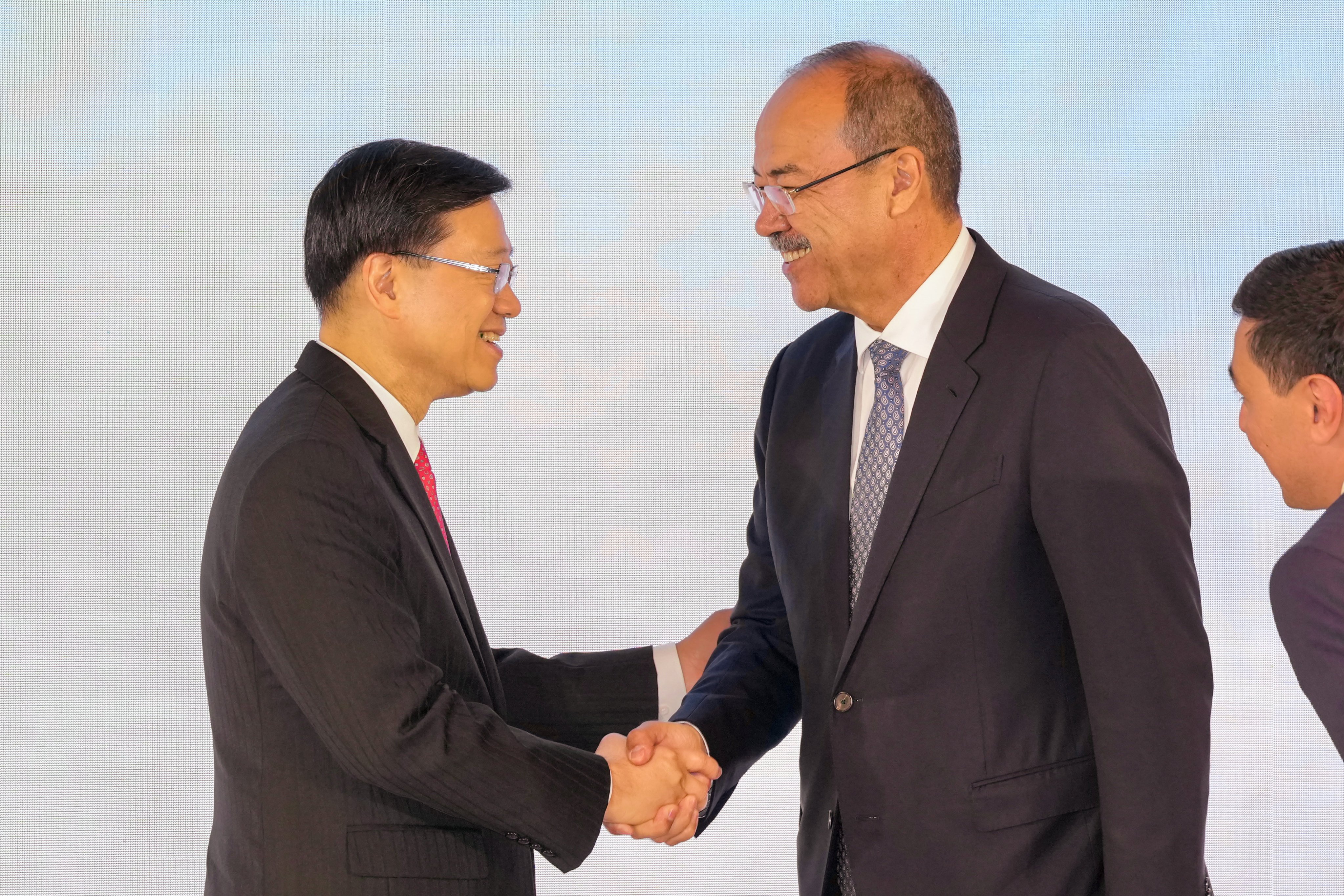 Chief Executive John Lee (left) greets Uzbekistan's prime minister, Abdulla Aripov, at the Uzbekistan-China Business Forum in Admiralty. Photo: Karma Lo