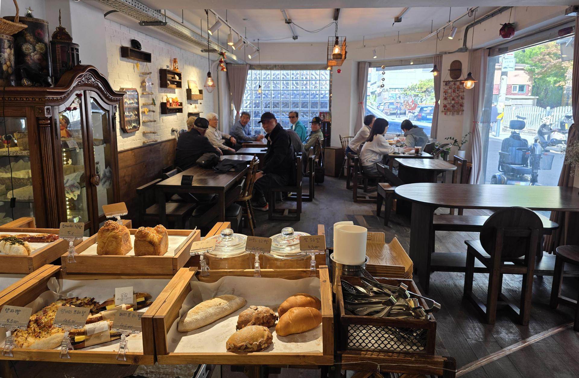 Seoul is boosting its eco-friendly efforts by expanding discounts for people who use reusable cups. Photo: The Korea Times