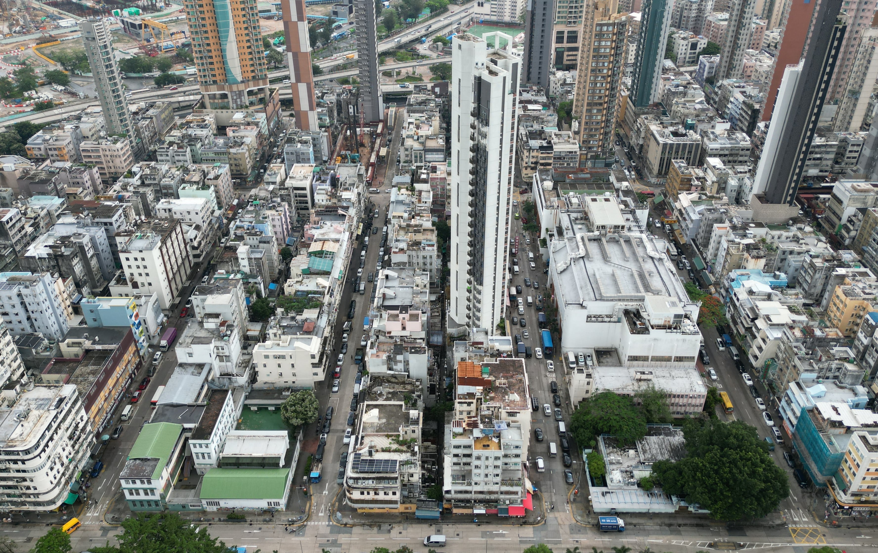 The repairman fell from the 11th floor of the Billionnaire Avant housing block in Kowloon City. Photo: Yik Yeung-man