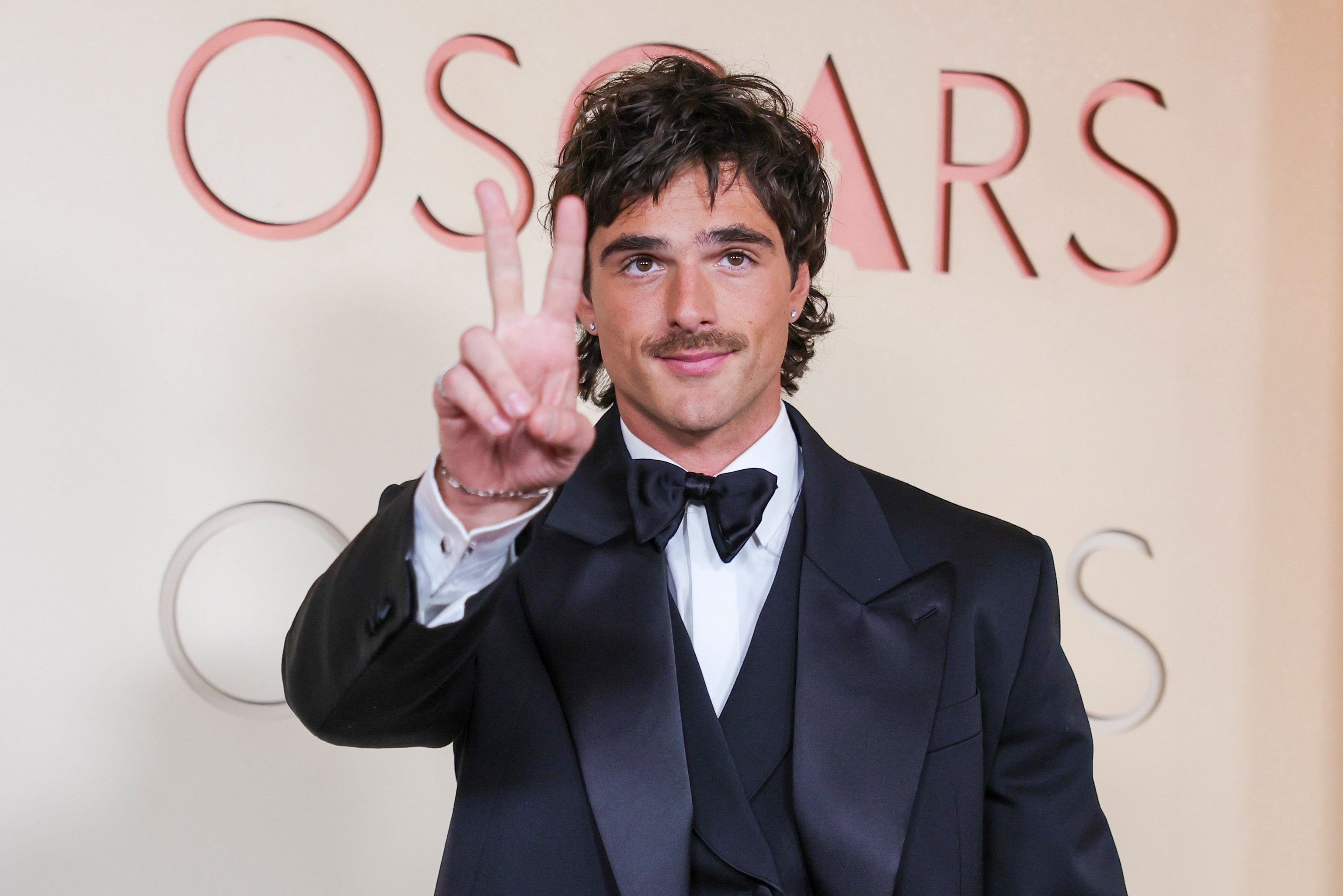 Jacob Elordi wore black tie complete with cufflinks to the Oscars on March 15. Photo: EPA