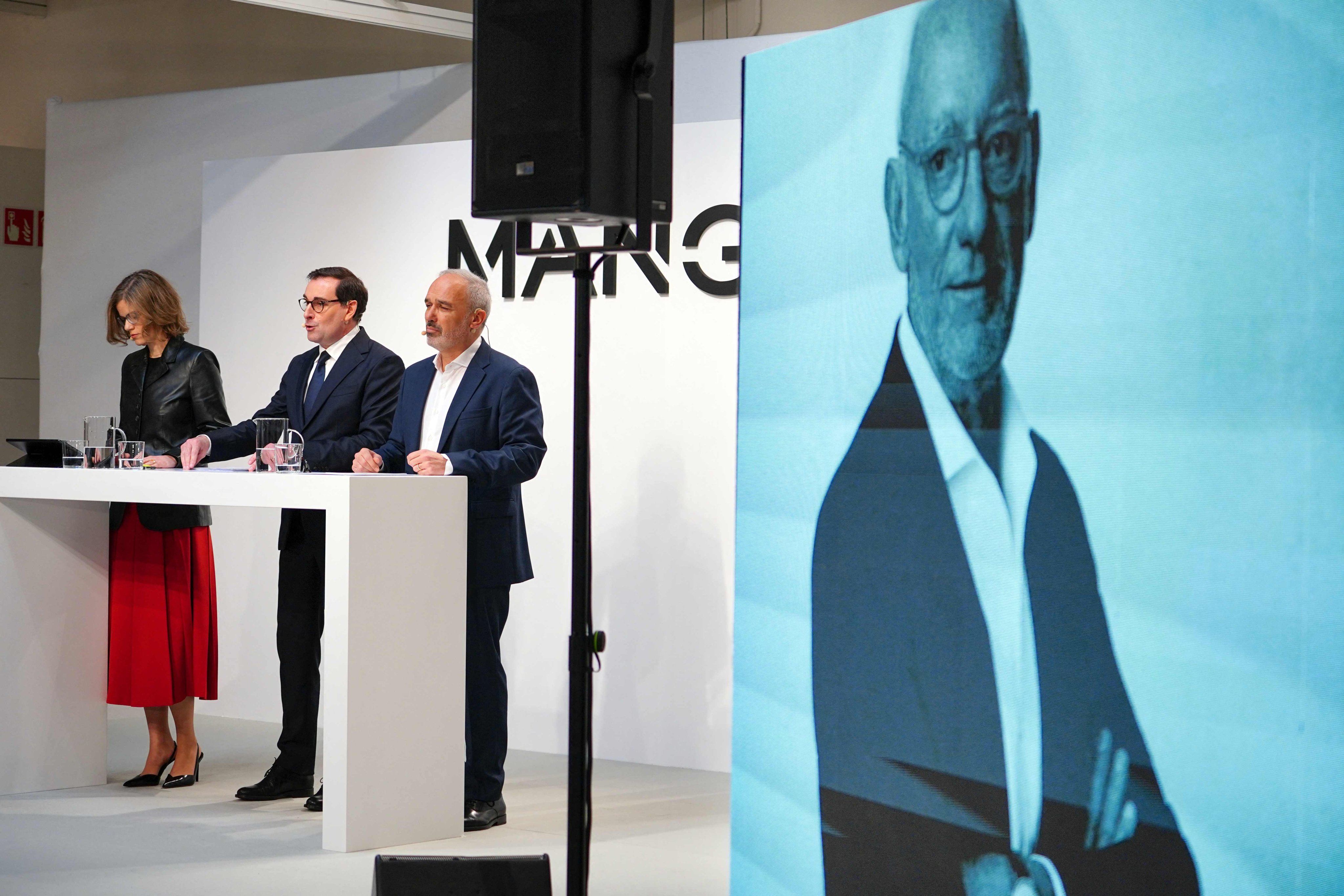 Isak Andic’s image is projected on the wall as Mango chiefs announce its 2024 financial results on March 10, 2025. Photo: AFP