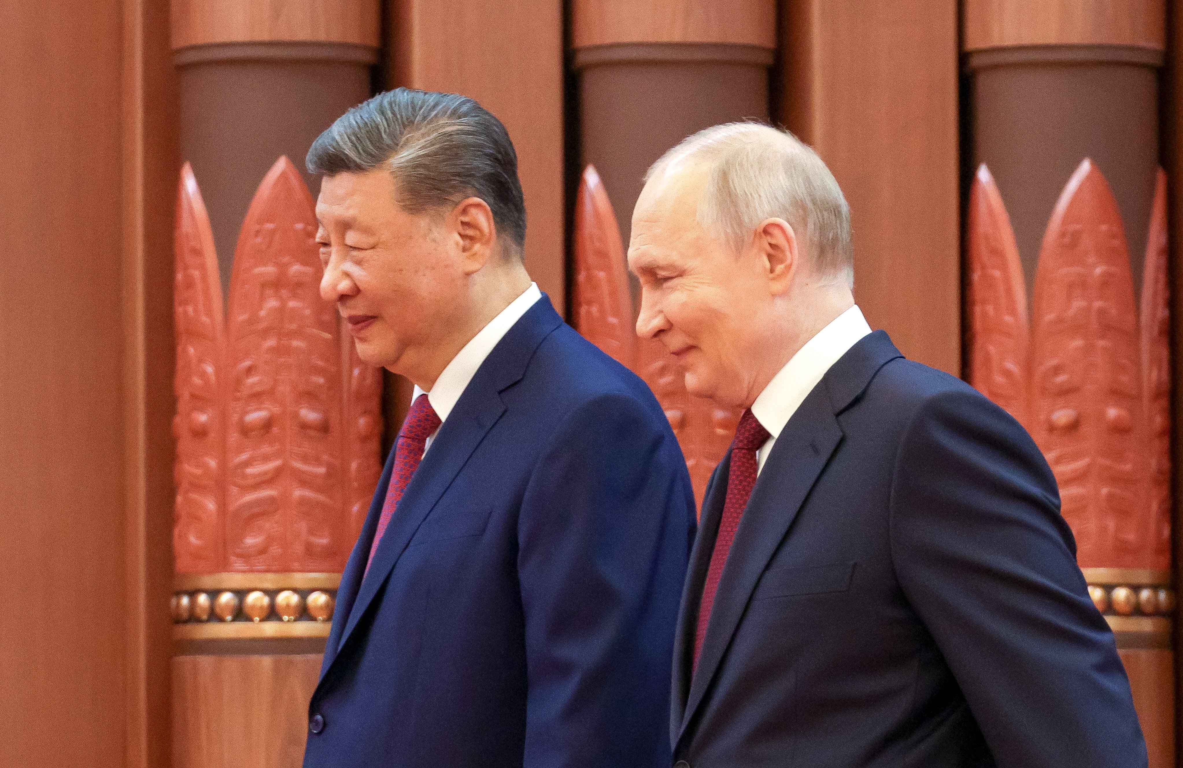 Russian President Vladimir Putin (right) and Chinese President Xi Jinping (left) walk together during their meeting in Beijing on May 20, 2026.  Photo: EPA/ Sputnik/ Kremlin Pool