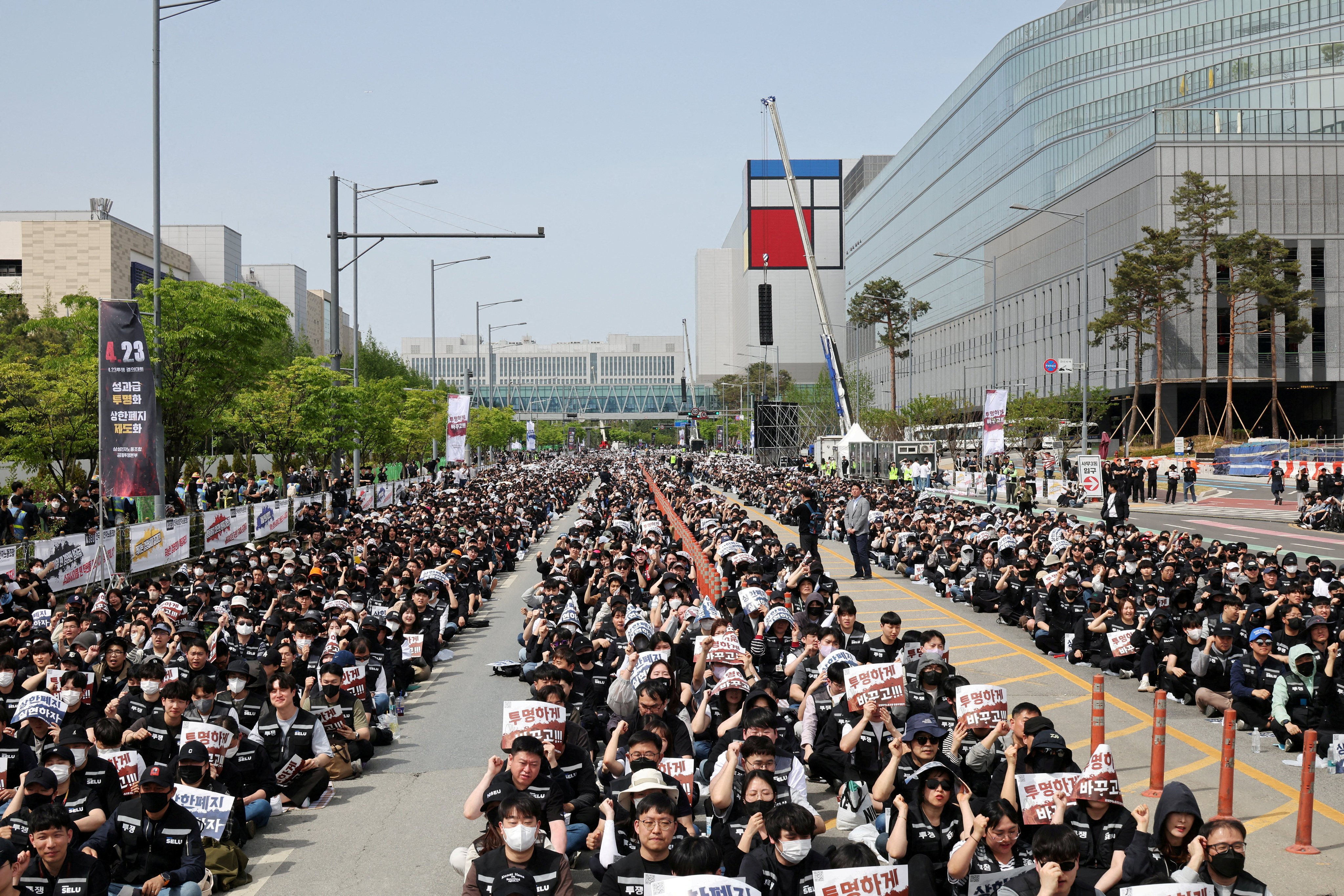 Samsung Electronics’ trade union members chant slogans during a protest against the company’s compensation levels in Pyeongtaek, South Korea, last month. Photo: Reuters