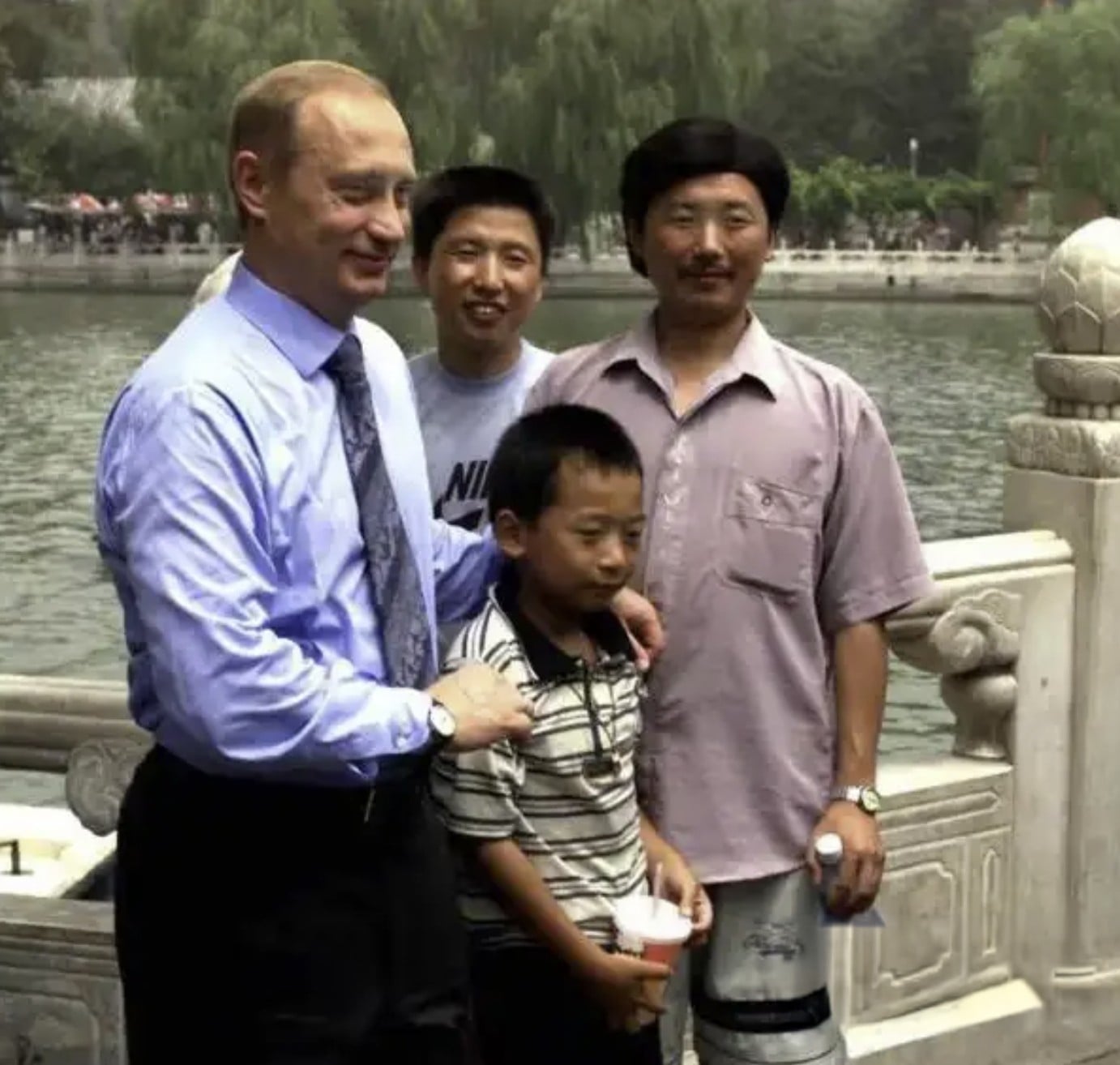 Russian President Vladimir Putin poses for a photo with then 12-year-old Peng Pai and members of Peng’s family, in Beijing’s Beihai Park on July 17, 2000. Photo: Baidu