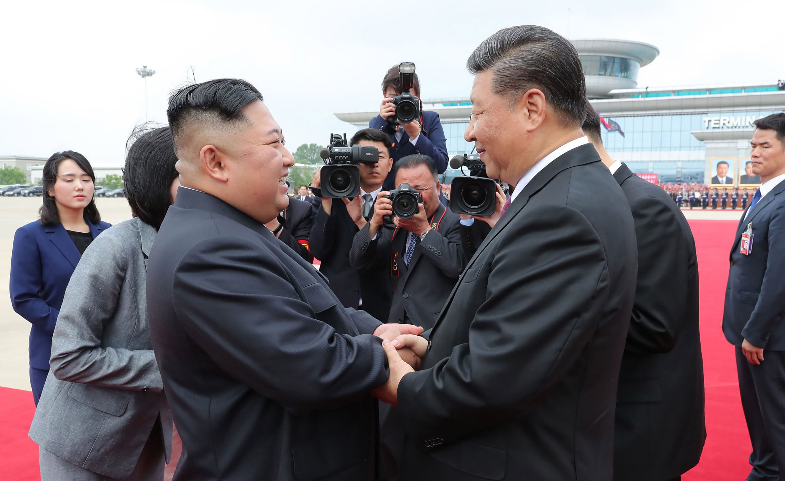 North Korean leader Kim Jong-un and President Xi Jinping at Pyongyang airport in 2019. Photo: AFP