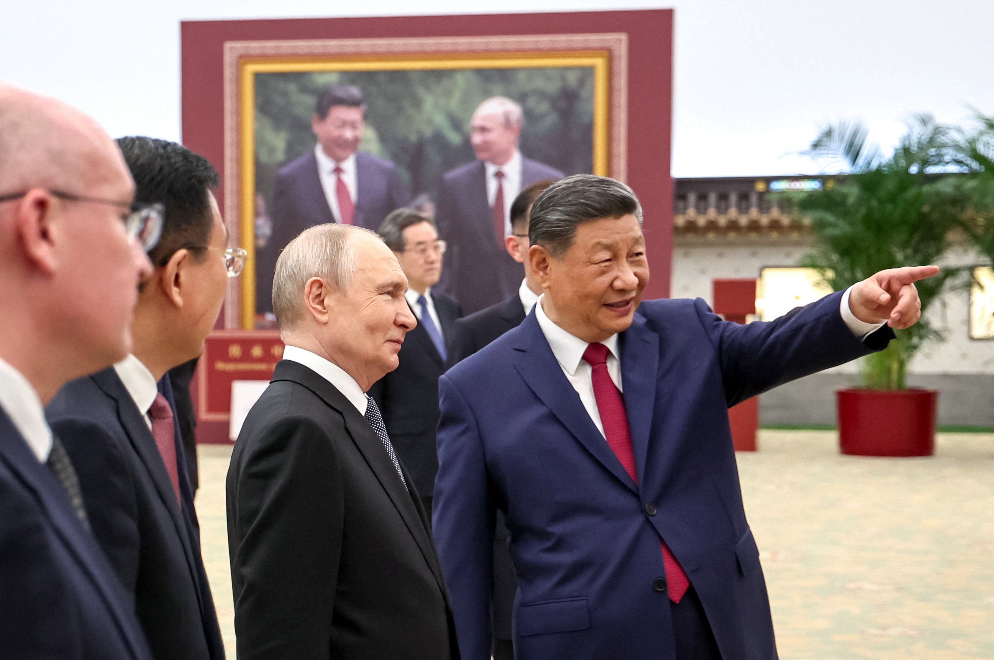 Russian President Vladimir Putin and Chinese President Xi Jinping tour a photo exhibition in Beijing on May 20. Photo: Reuters