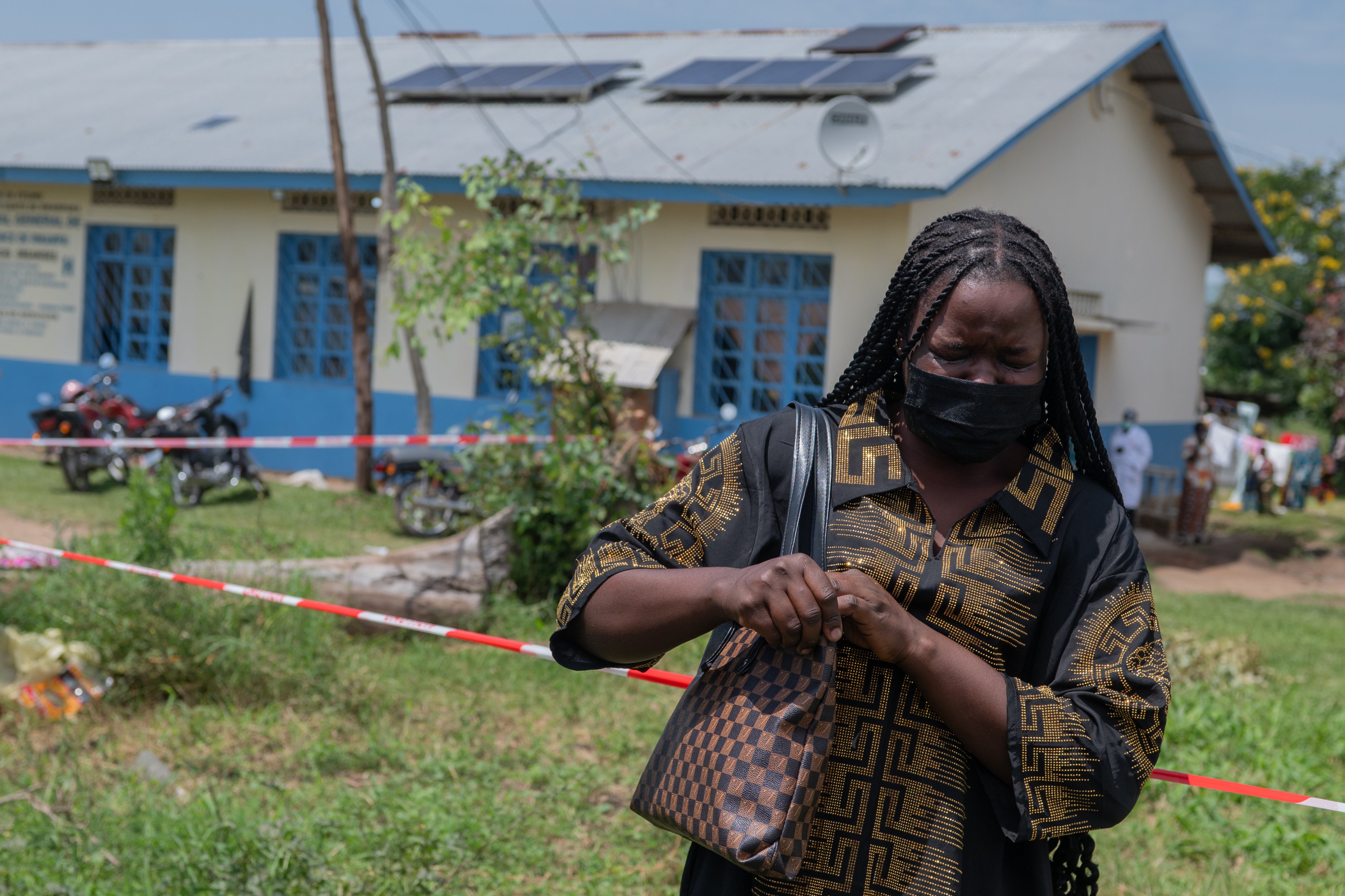 A woman cries as Red Cross workers carry the bodies of Ebola victims from a health centre in the DR Congo. Photo: AP