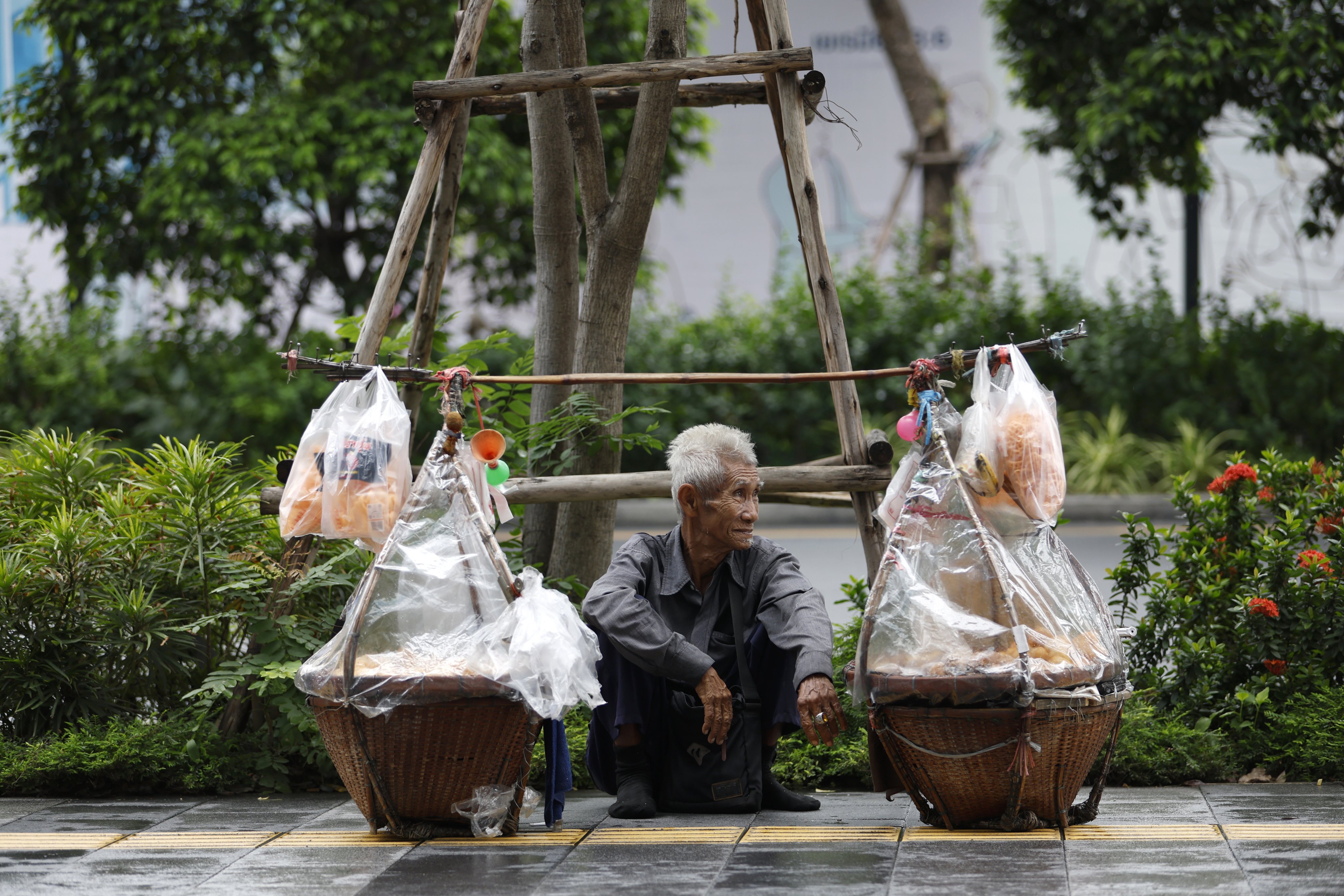 A street food hawker waits for customers by a roadside in Bangkok, Thailand, on May 12. Photo: EPA