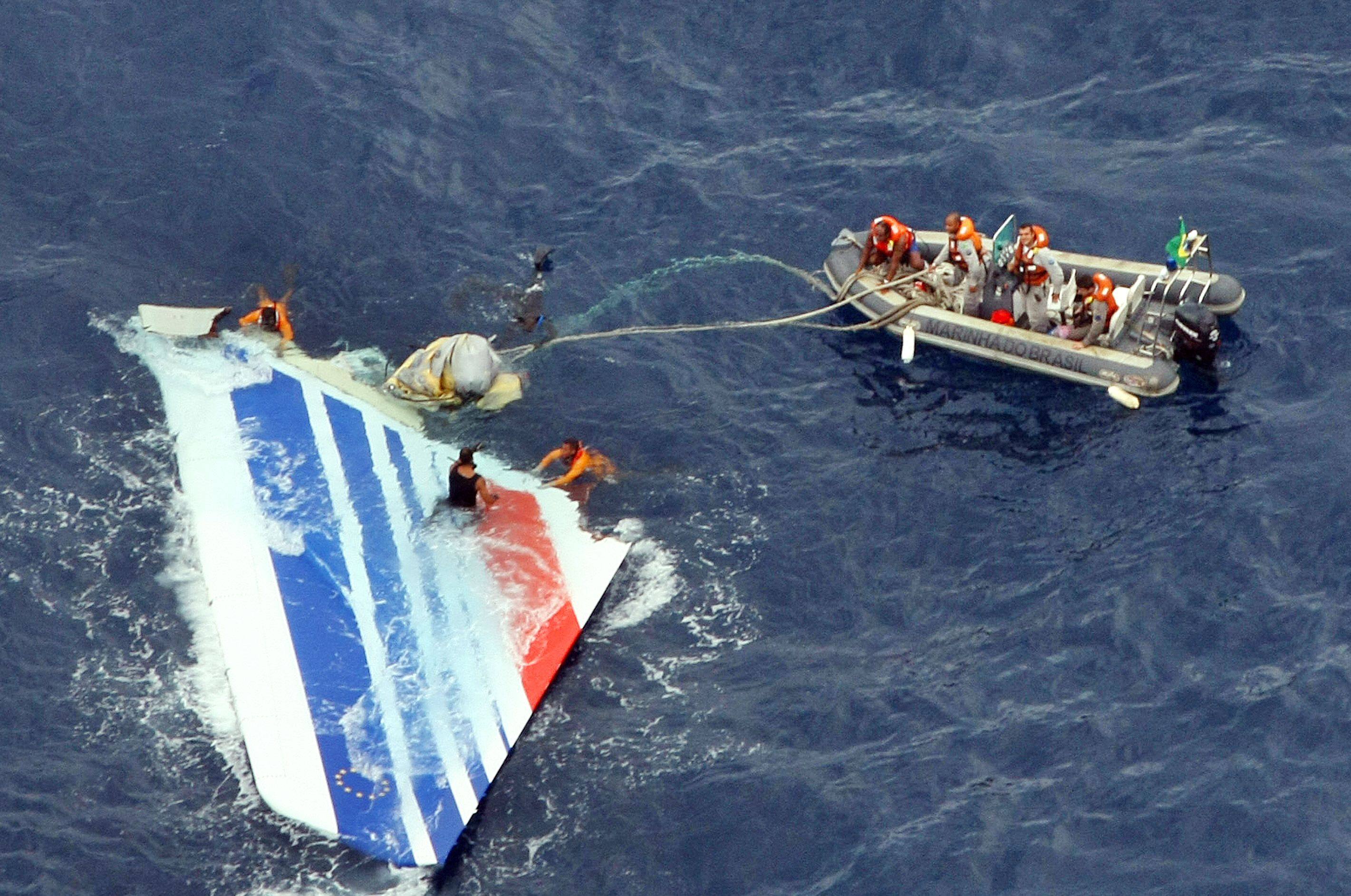 Divers recovering part of the tail section from Flight 447 in 2009. Photo: AFP