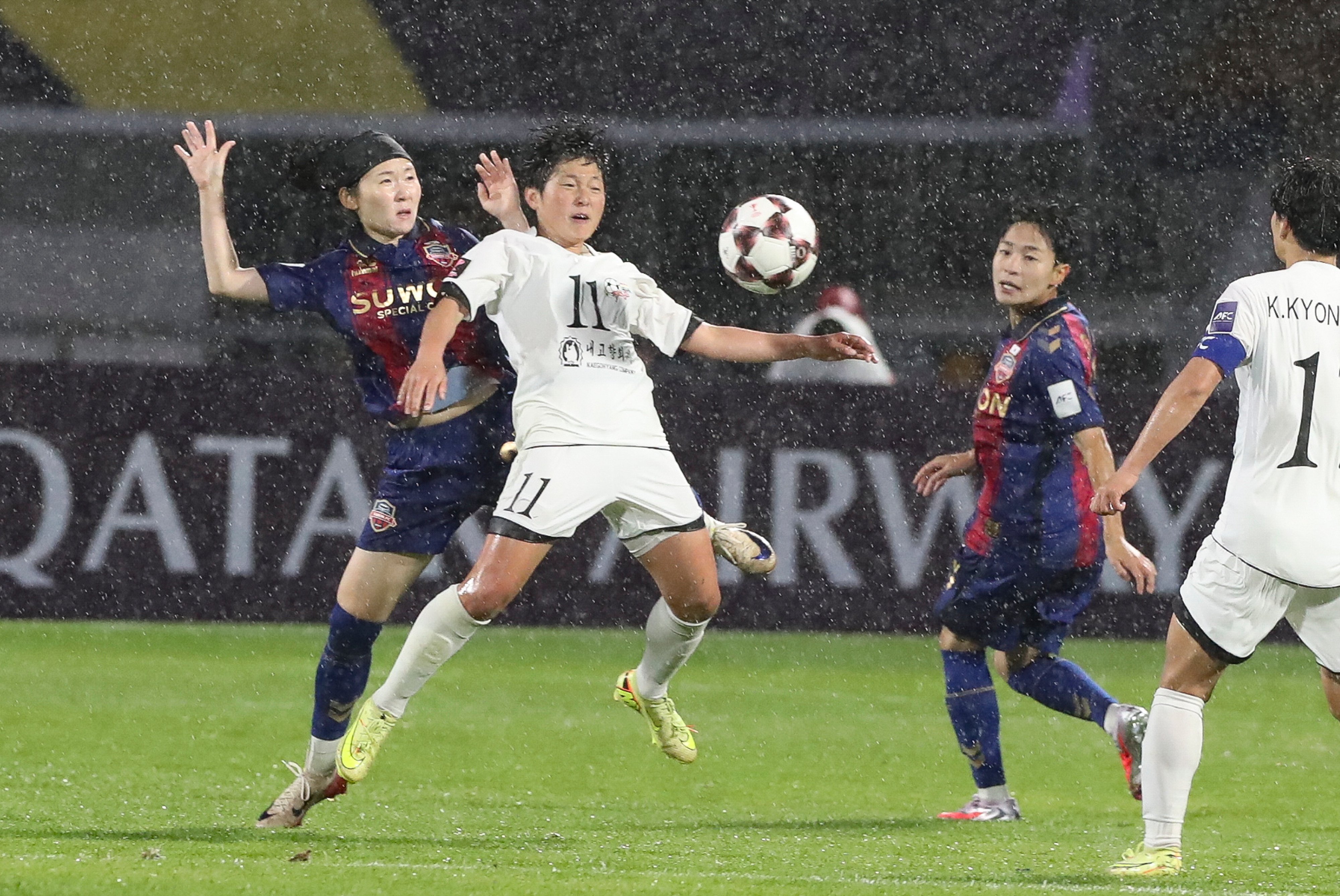 Naegohyang’s Kim Hye-yong (middle) tries to control the ball under pressure against Suwon FC Women in the AFC Women’s Champions League semi-final on Wednesday. Photo: Xinhua