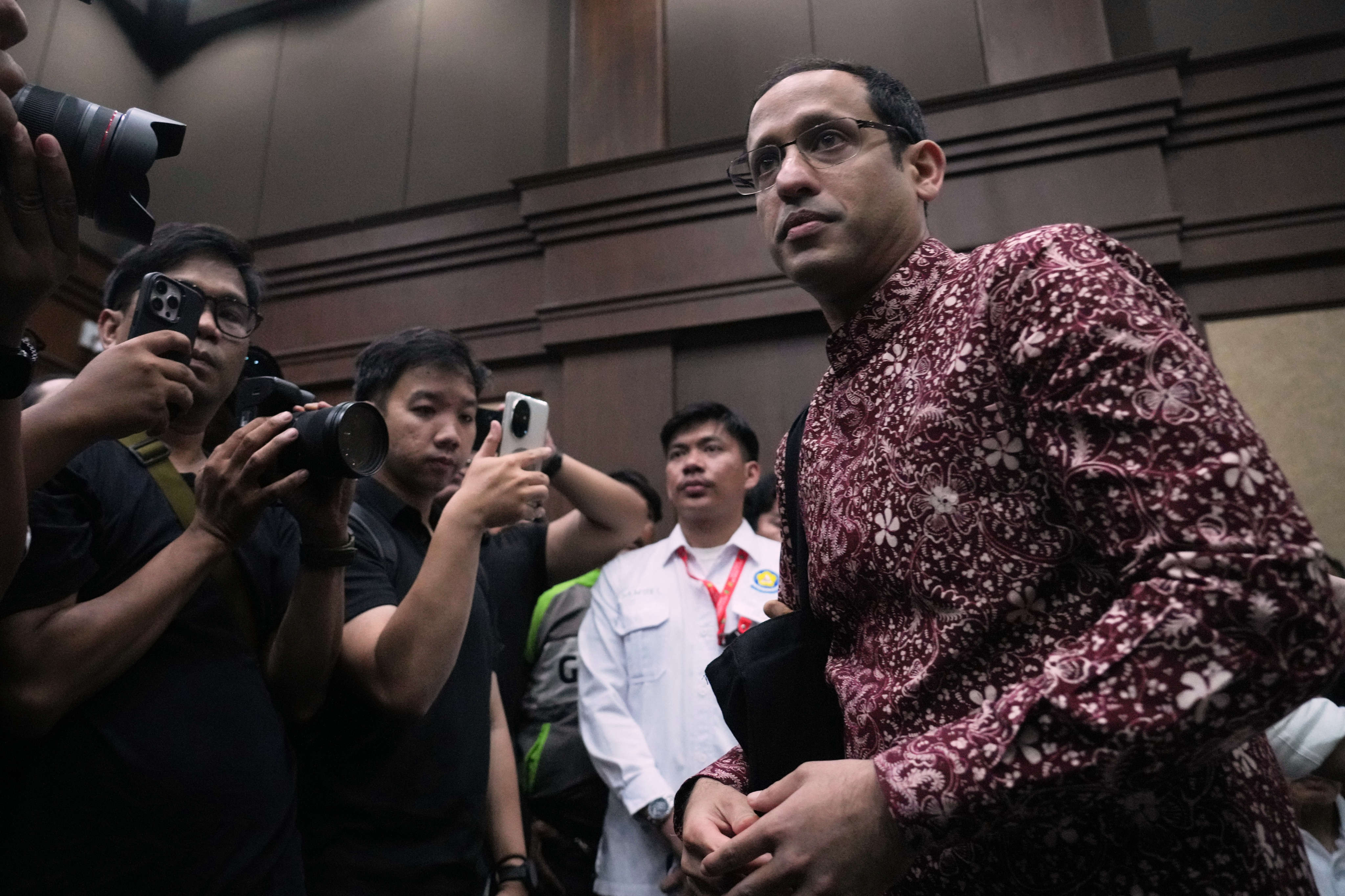 Nadiem Makarim (right) enters the courtroom for his trial hearing in Jakarta on May 13. Photo: AP