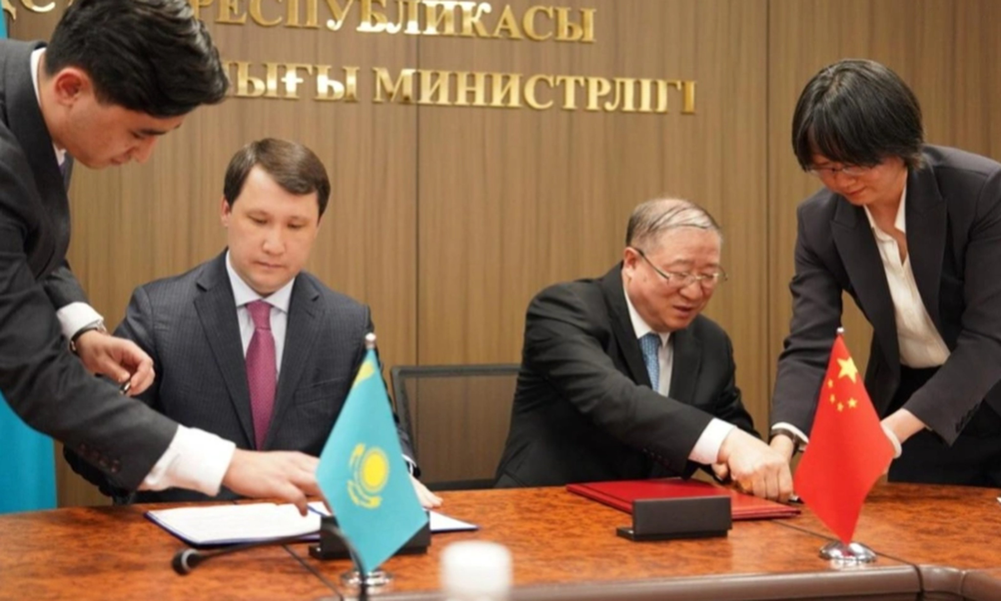 Kazakh Agriculture Vice-Minister Yermek Kenzhekhanuly and Liu Huanxin, head of China’s National Food and Strategic Reserves Administration, agree to launch a joint grain-trading platform to bolster food security. Photo: gov.kz