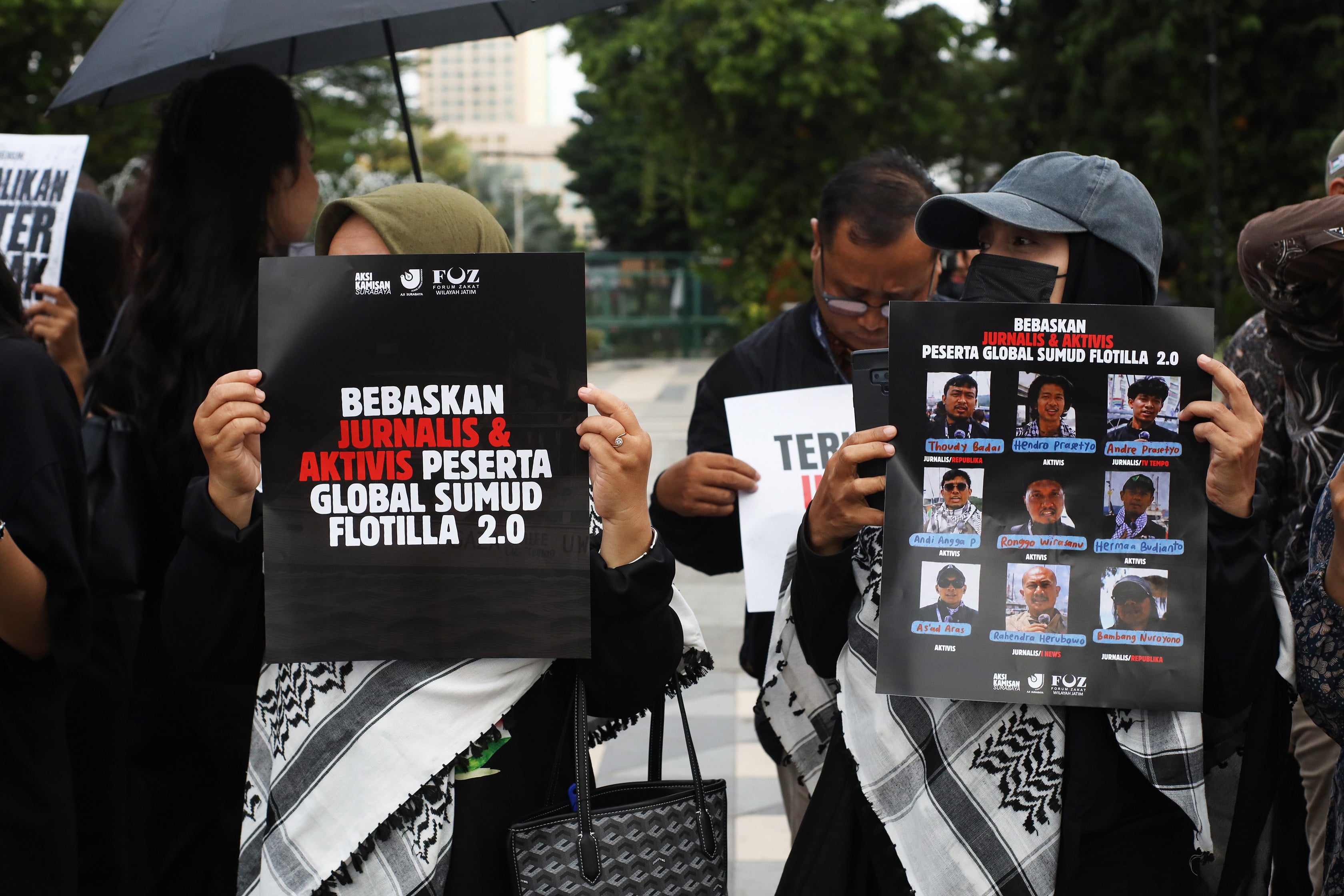 Alliance of Independent Journalists members rally for the return of Indonesians on board the Global Sumud Flotilla in Surabaya on Thursday. Photo: Andre Yuris