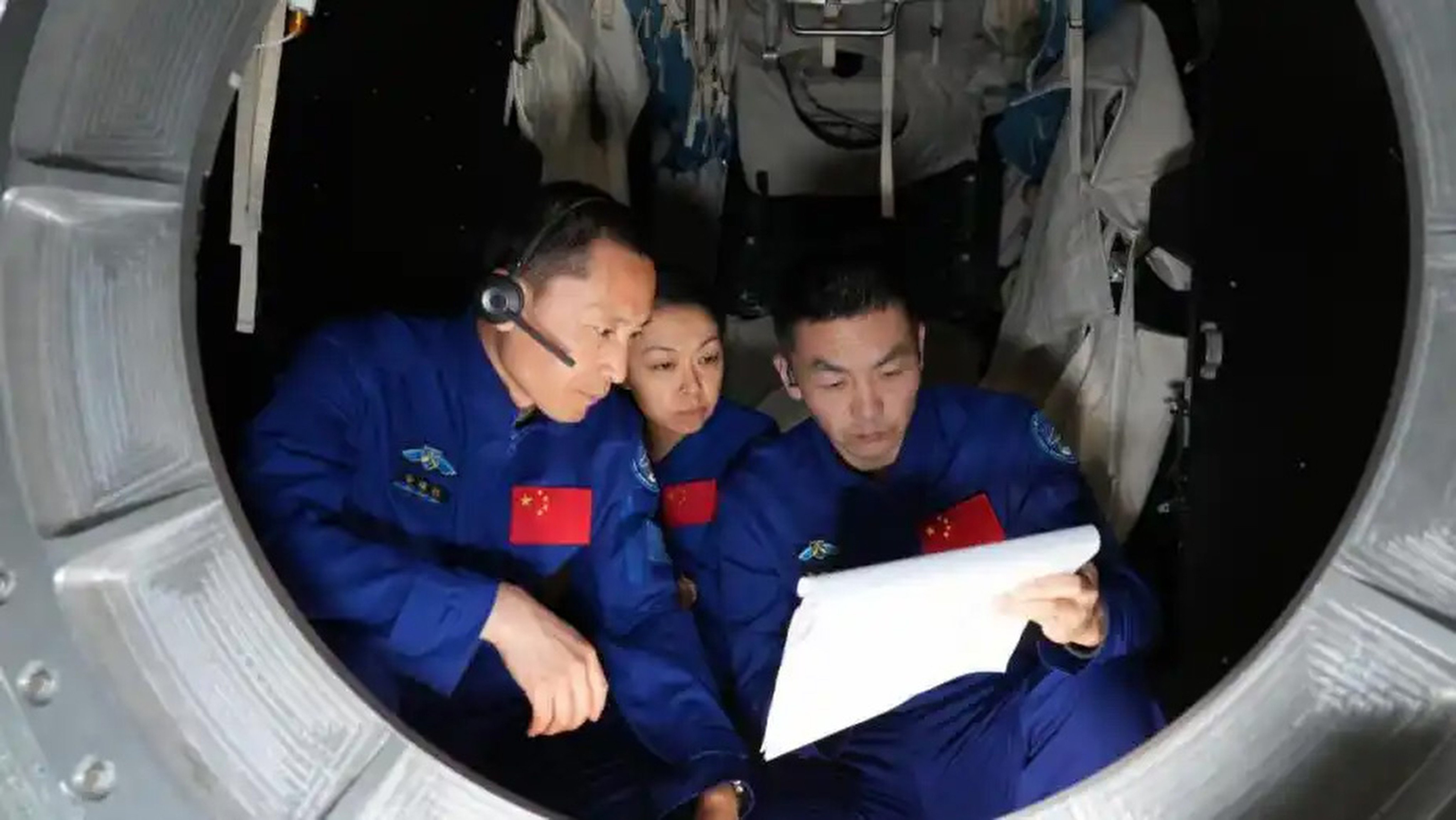 Hong Kong payload specialist Lai Ka-ying (centre) will work alongside mission commander Zhu Yangzhu (left) and Zhang Zhiyuan, another first-time astronaut. Photo: CCTV