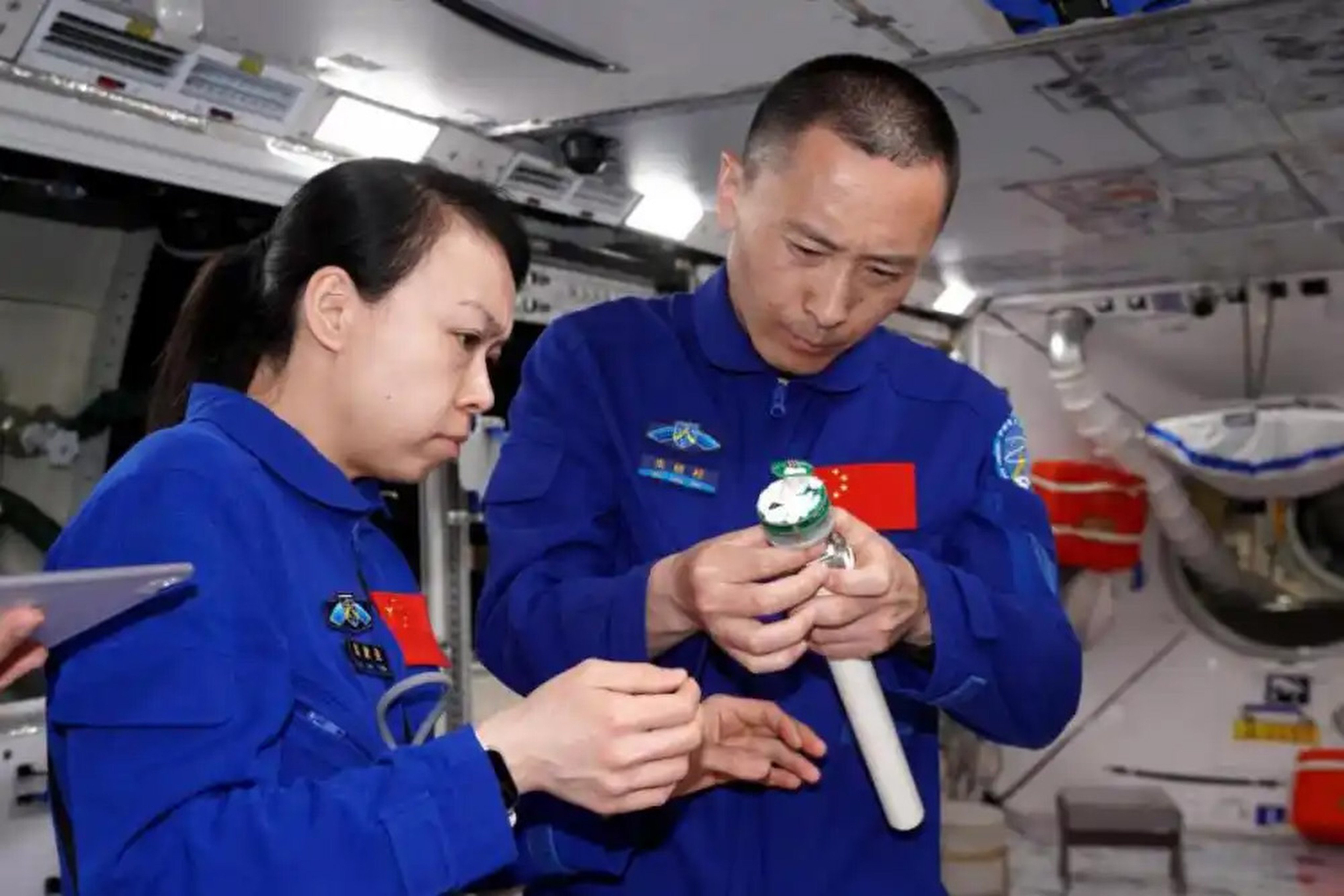Payload specialist Lai Ka-ying (left) with mission commander Zhu Yangzhu. Photo: Xinhua