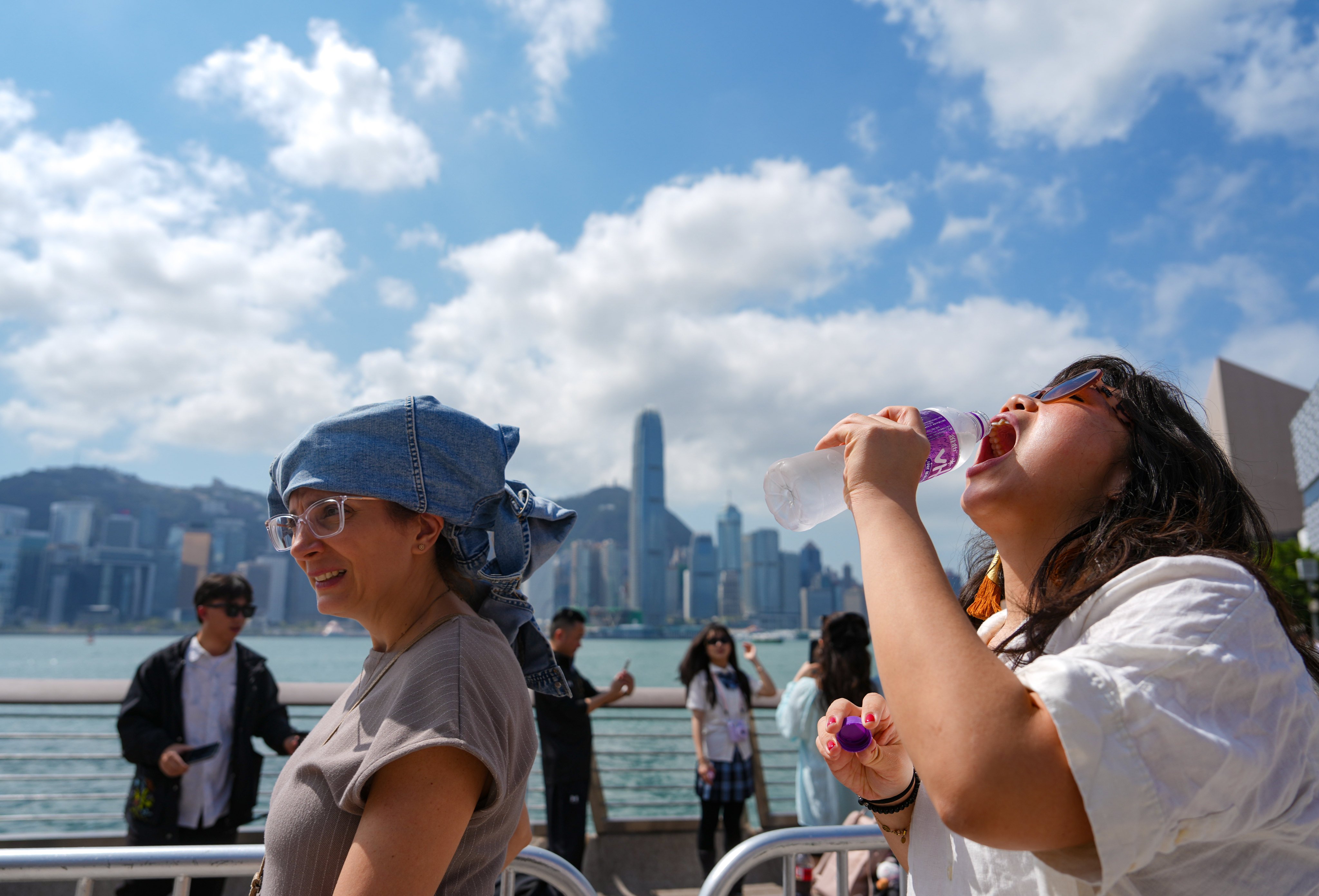 Women try to beat the heat in Tsim Sha Tsui. Photo: Sam Tsang