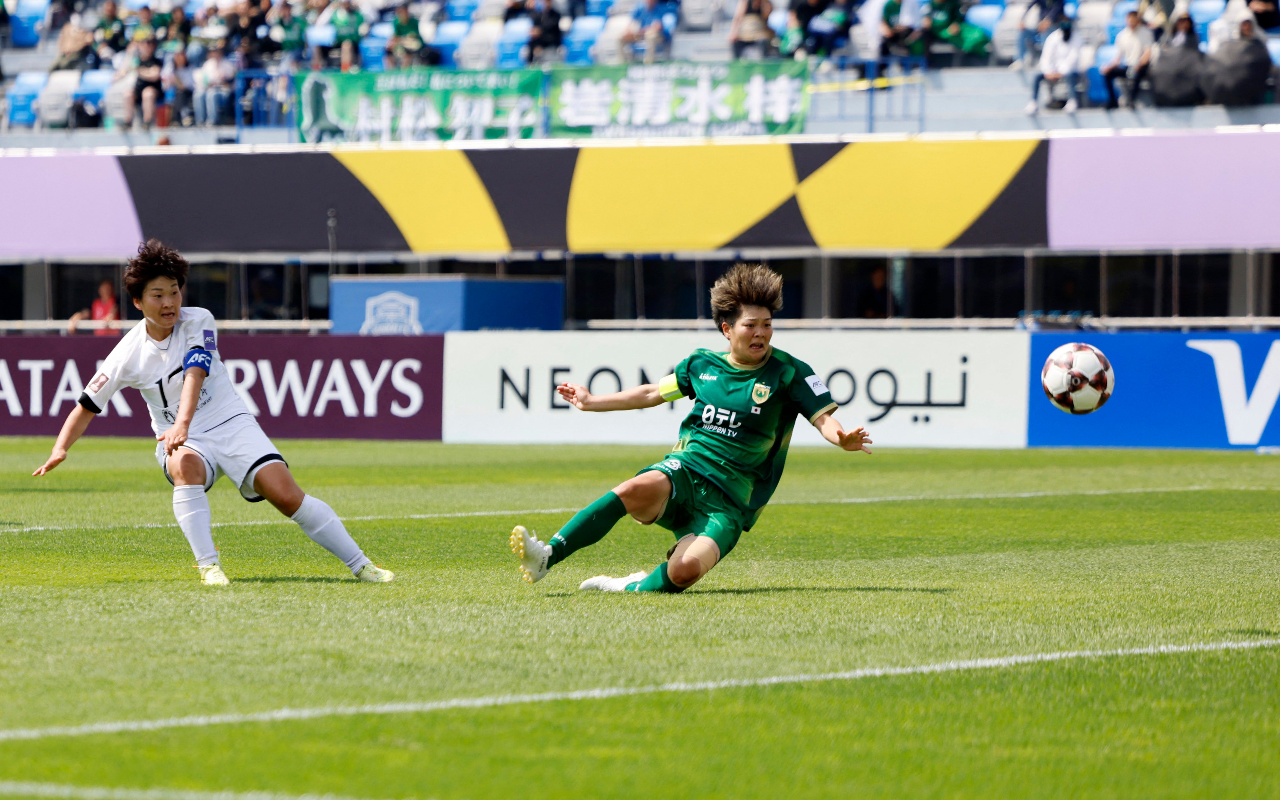 Naegohyang captain Kim Kyong-yong shoots past Tokyo Verdy defender Tomoko Muramatsu for the winning goal in the the AFC Women’s Champions League final. Photo: Reuters