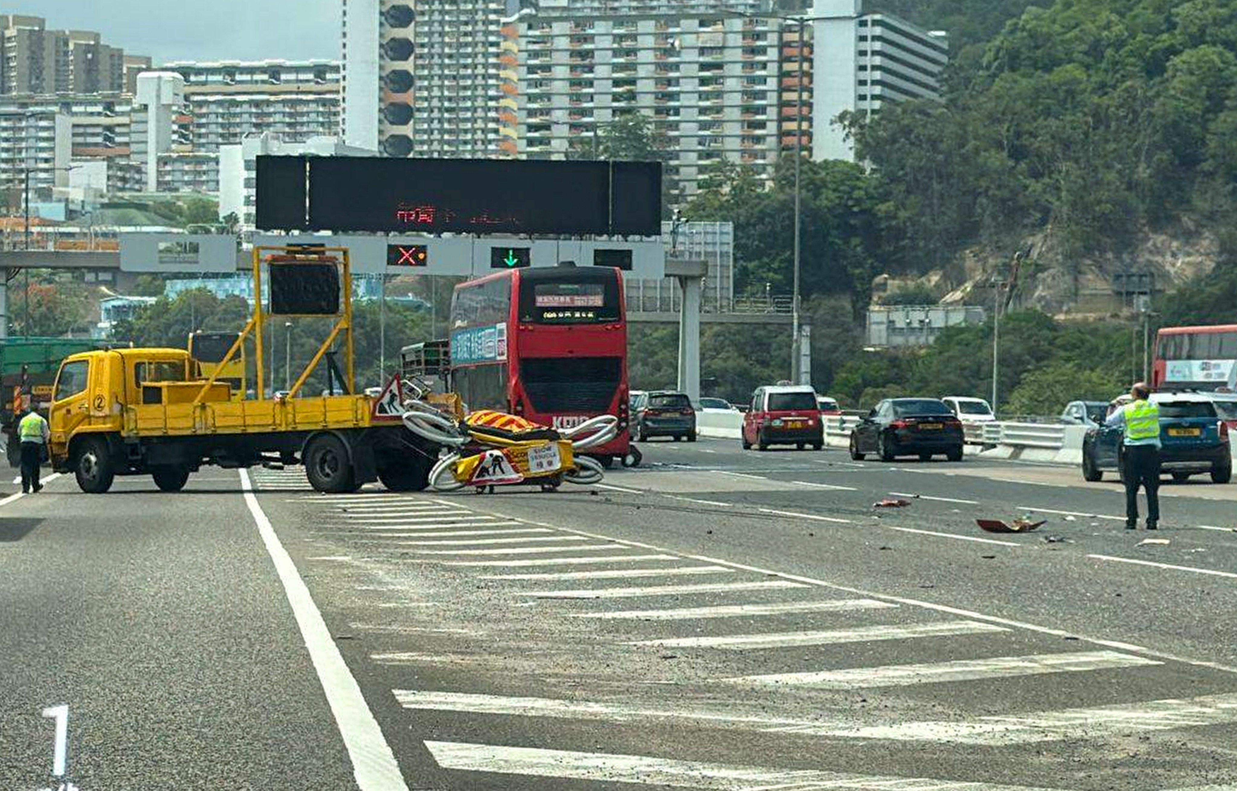 The Transport Department announced at 3.45pm that several airport-bound lanes of the Tsing Kwai Highway near the hospital remained closed to all traffic. Photo: Handout