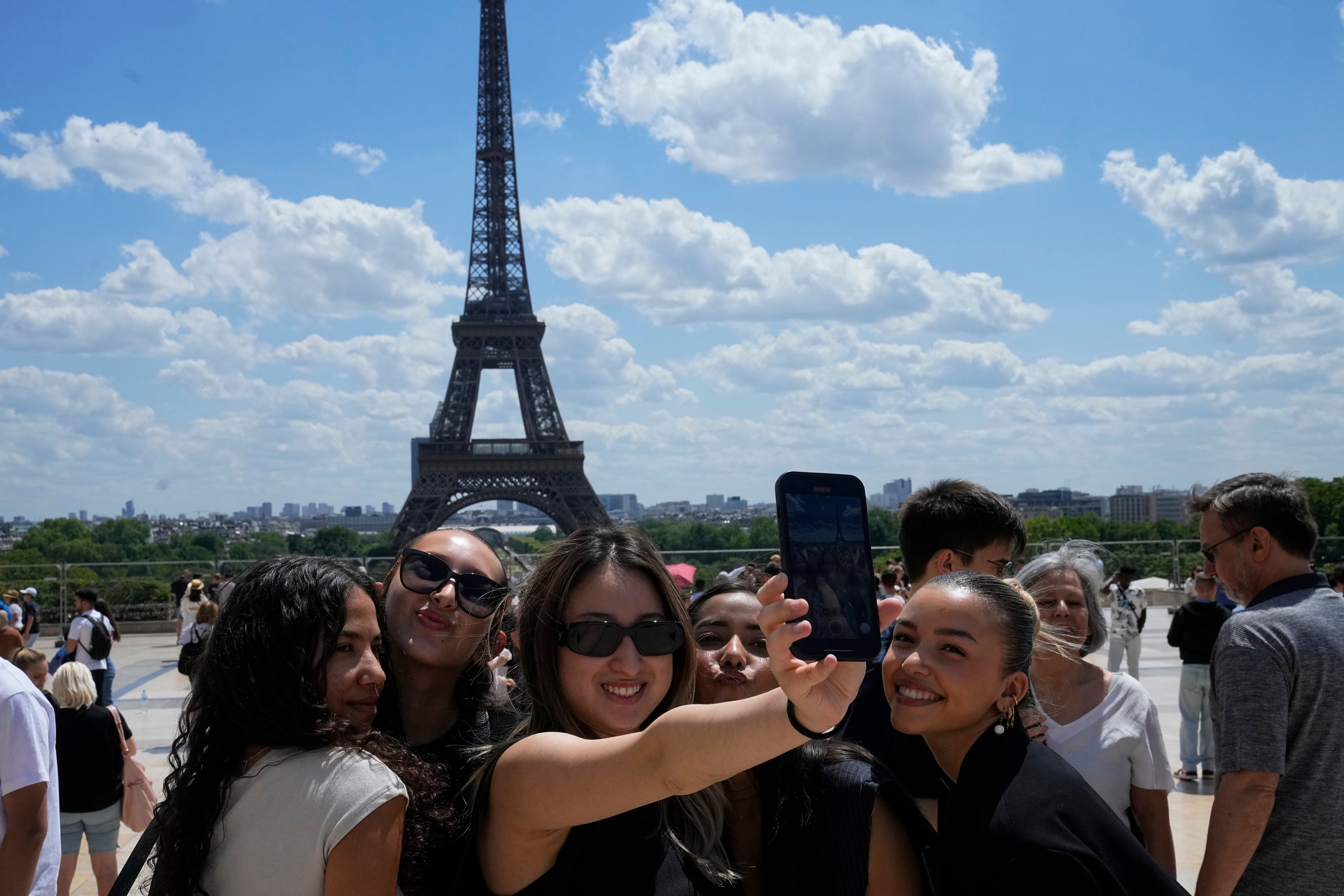 scmp.com - Bloomberg - Checklist tourism trends as travellers go for selfies over 'real stories'