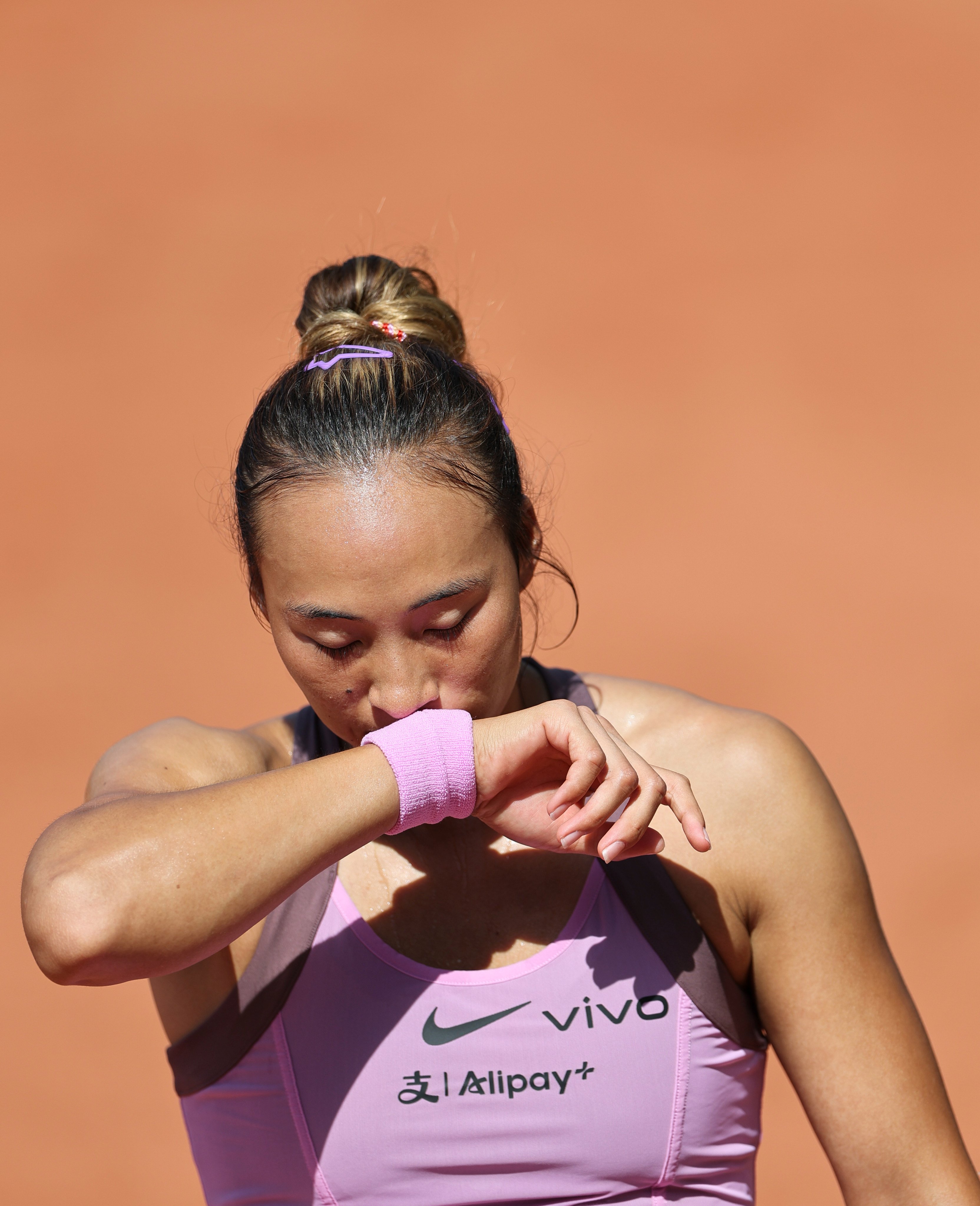 Zheng Qinwen's defeat to Maja Chwalinska of Poland on Monday is her first in the opening round of the French Open. Photo: Xinhua