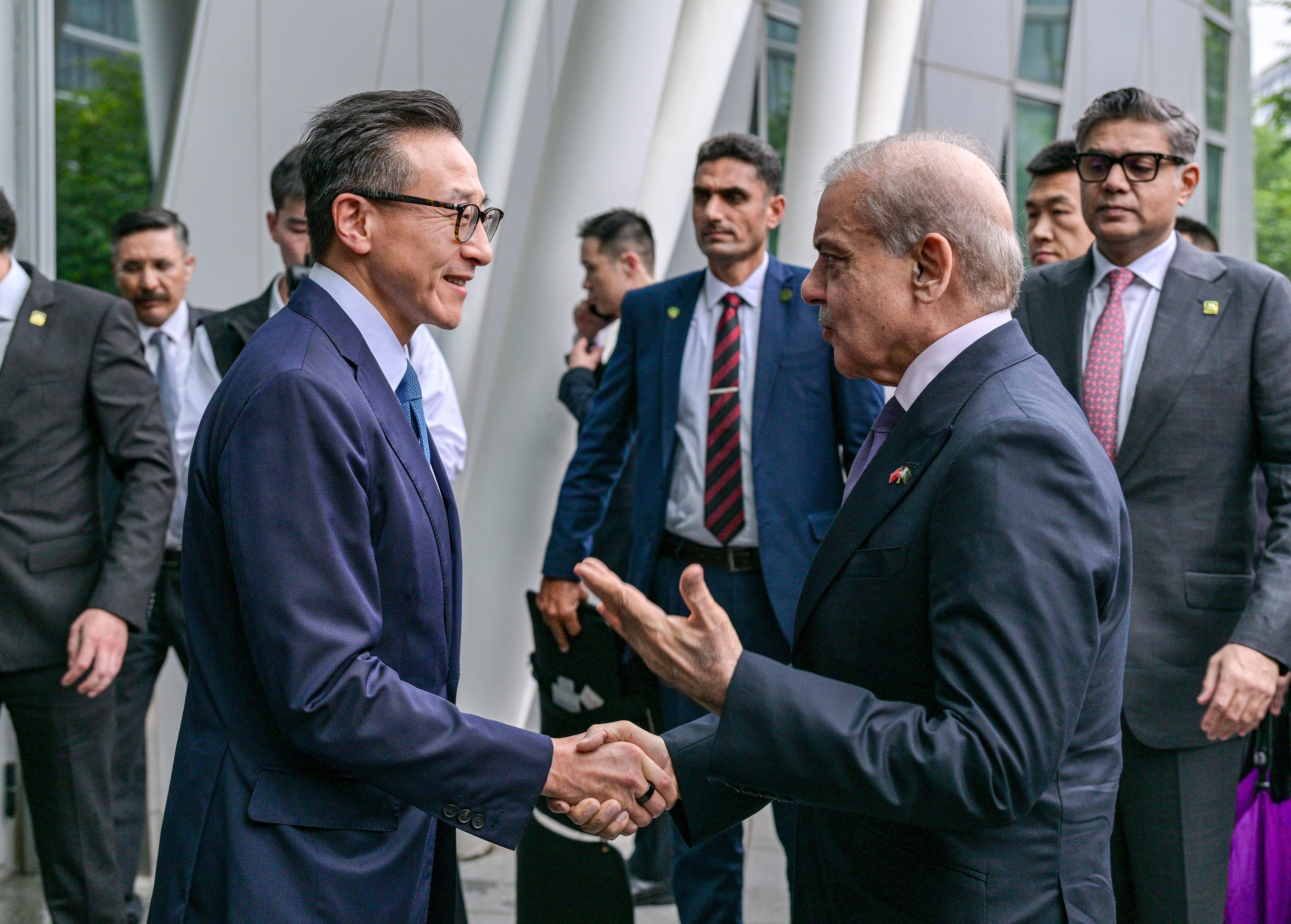 Pakistani Prime Minister Shehbaz Sharif (right) meets the chairman of Alibaba Group, Joe Tsai, on Sunday. Photo: handout