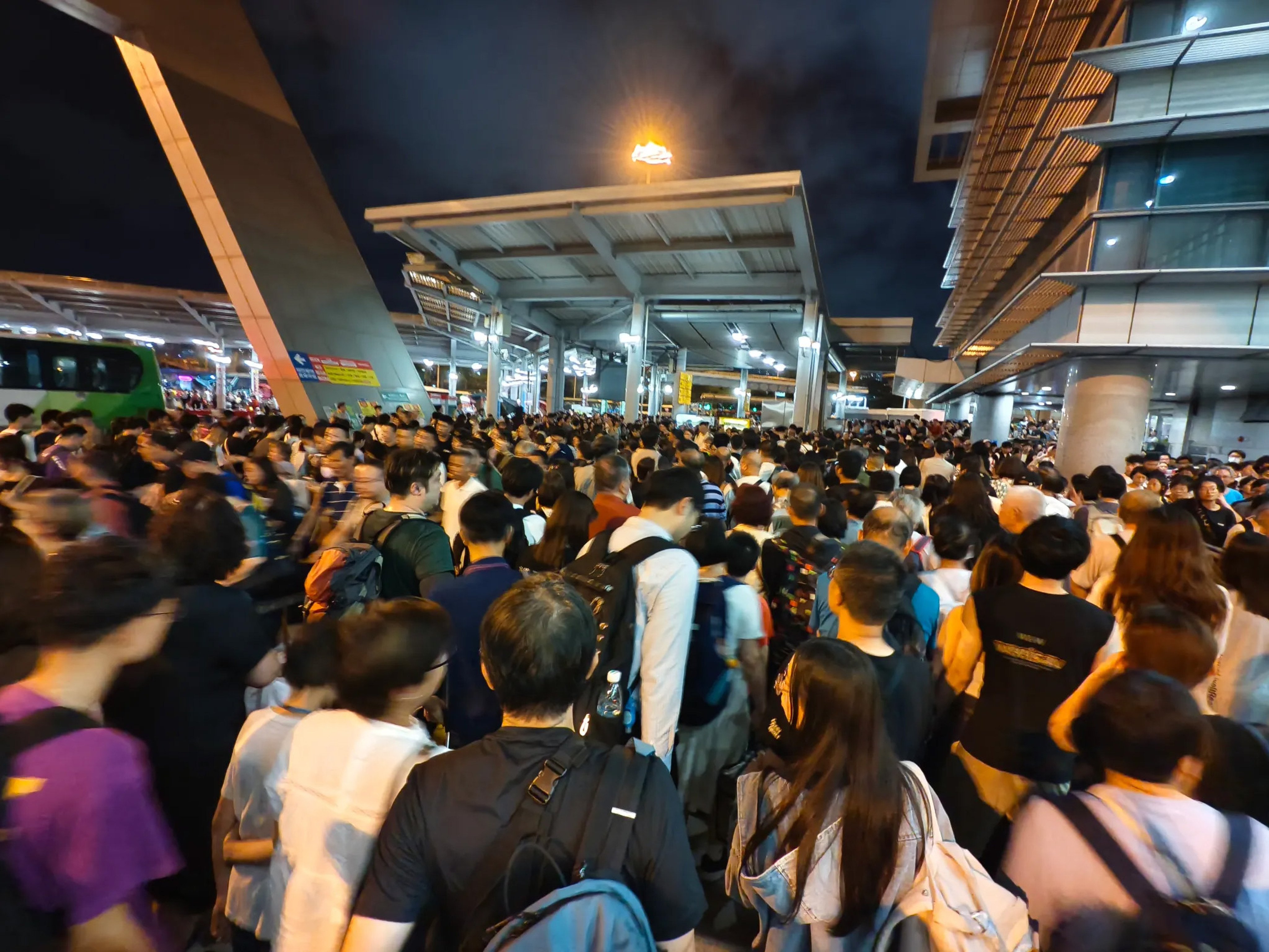 Thousands of Hongkongers stuck at the Shenzhen Bay checkpoint on 
Monday, the last day of the Buddha’s Birthday long weekend. Photo: Handout