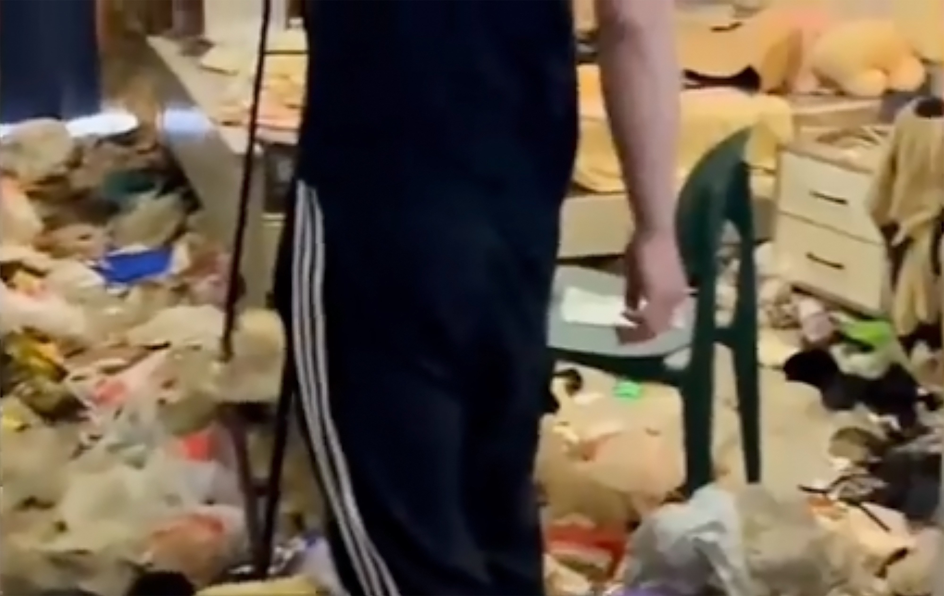 A woman living alone in a flat in Nanning fell two months behind on her rent and disappeared, leaving the unit cluttered with piles of dirty smelly rubbish and a starving dog. Photo: Baidu