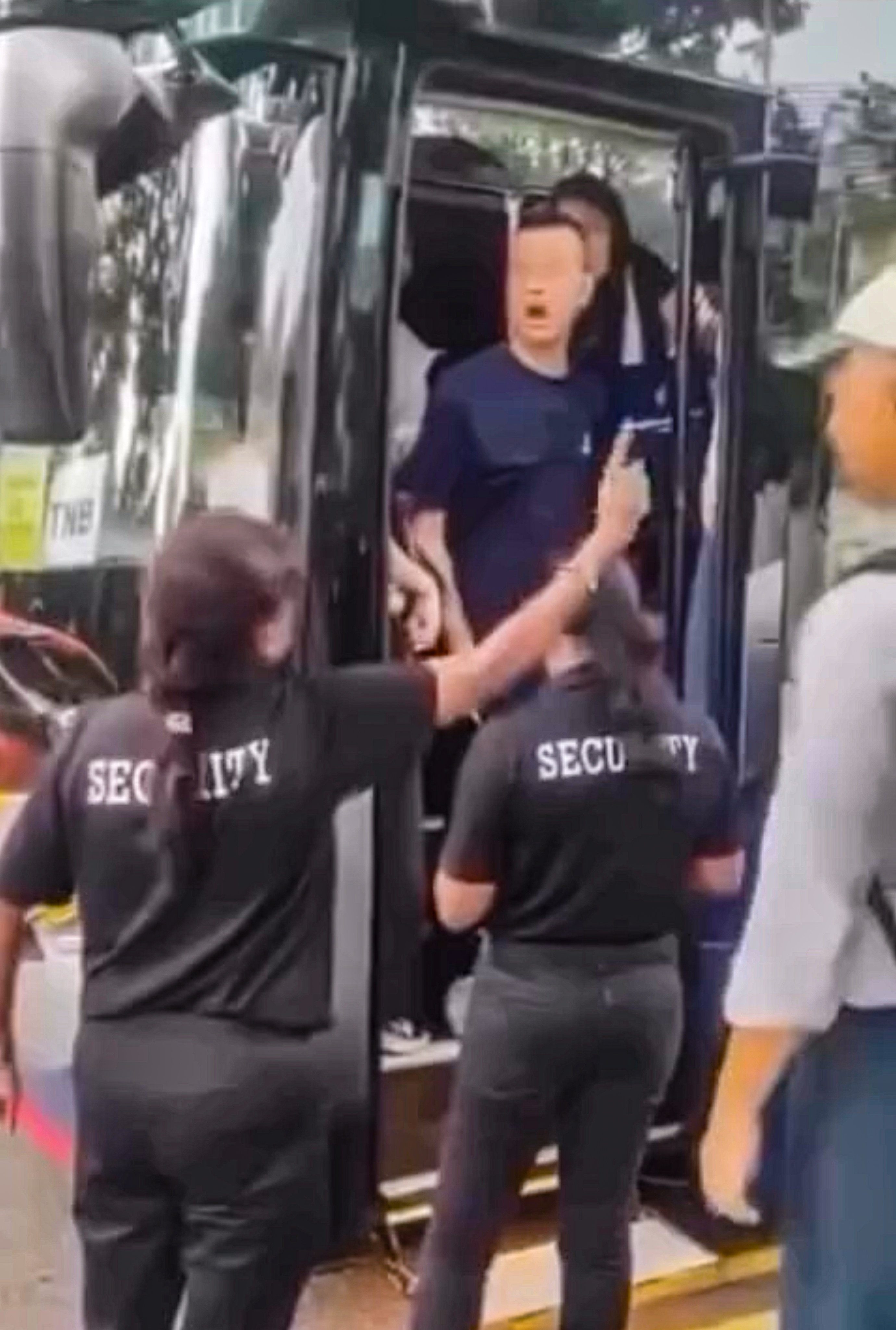 Lee Cheuk-hing’s argument with security personnel during a school trip to Singapore was captured on video and widely circulated on social media. Photo: Handout