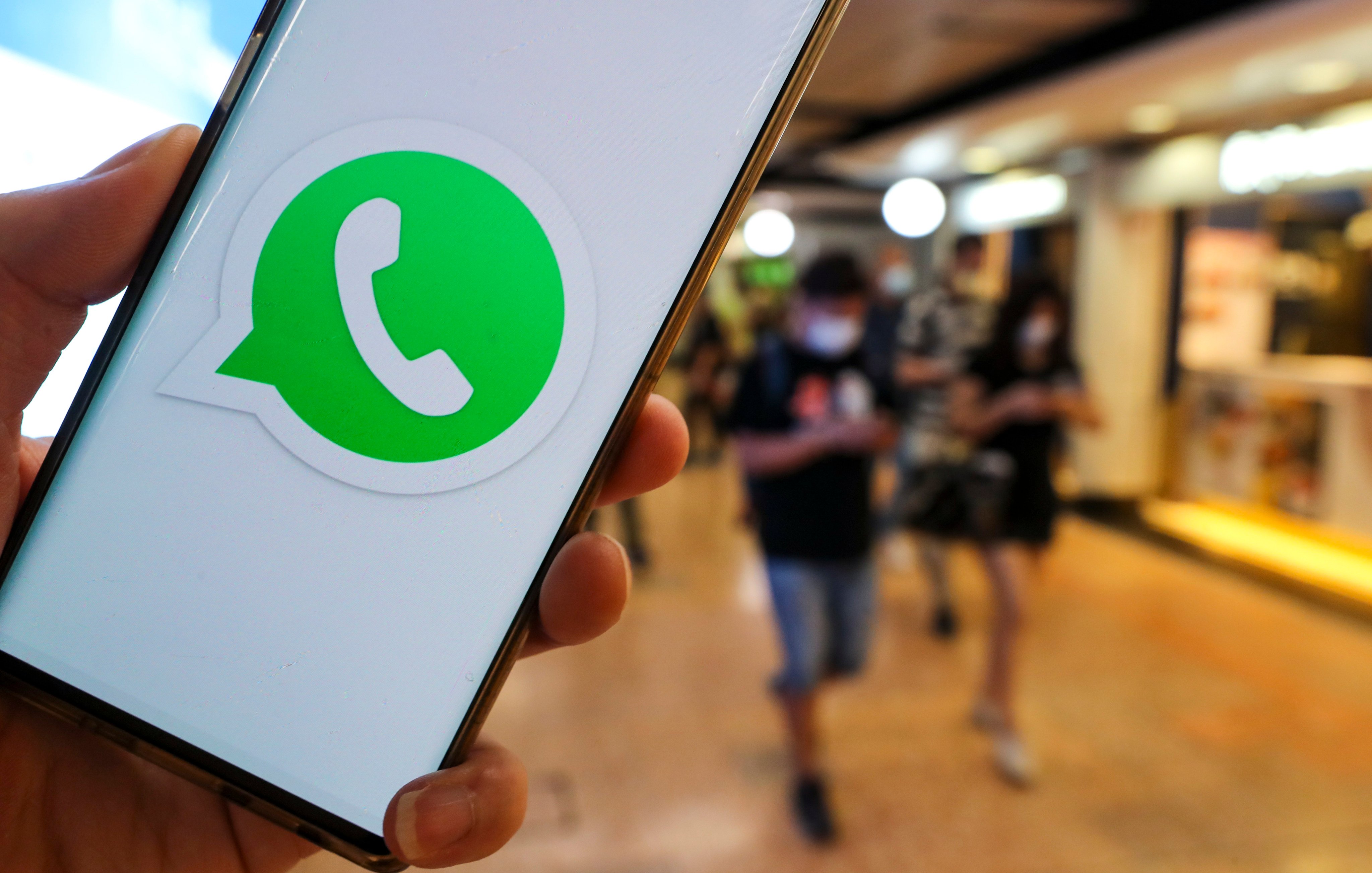 Scammers posing as investment experts send random messages offering unsolicited advice via WhatsApp. Photo: Edmond So