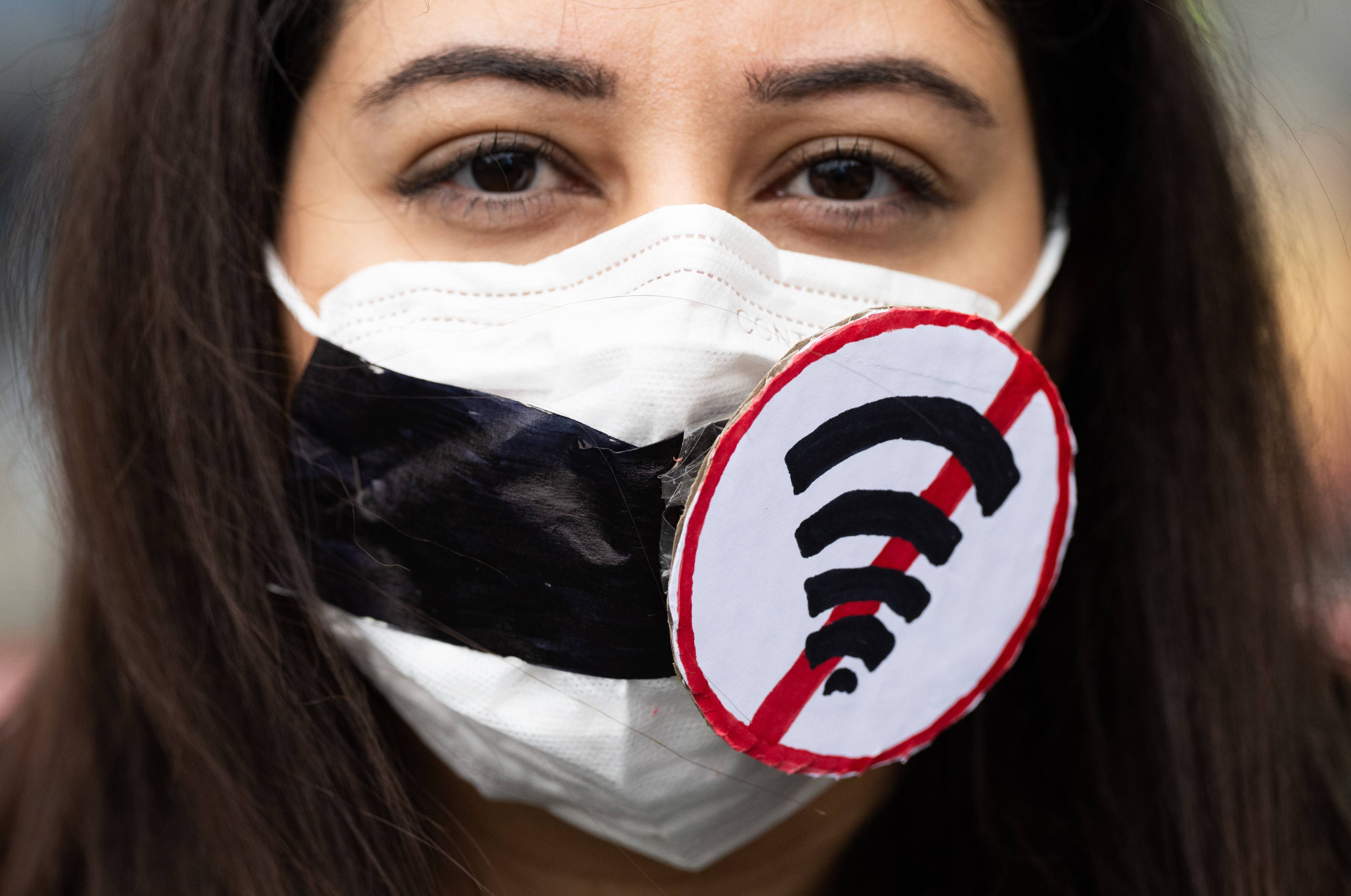 A woman wears a mask featuring a Wi-Fi symbol to protest against internet censorship in Iran during a demonstration in Frankfurt on May 16. Photo: dpa