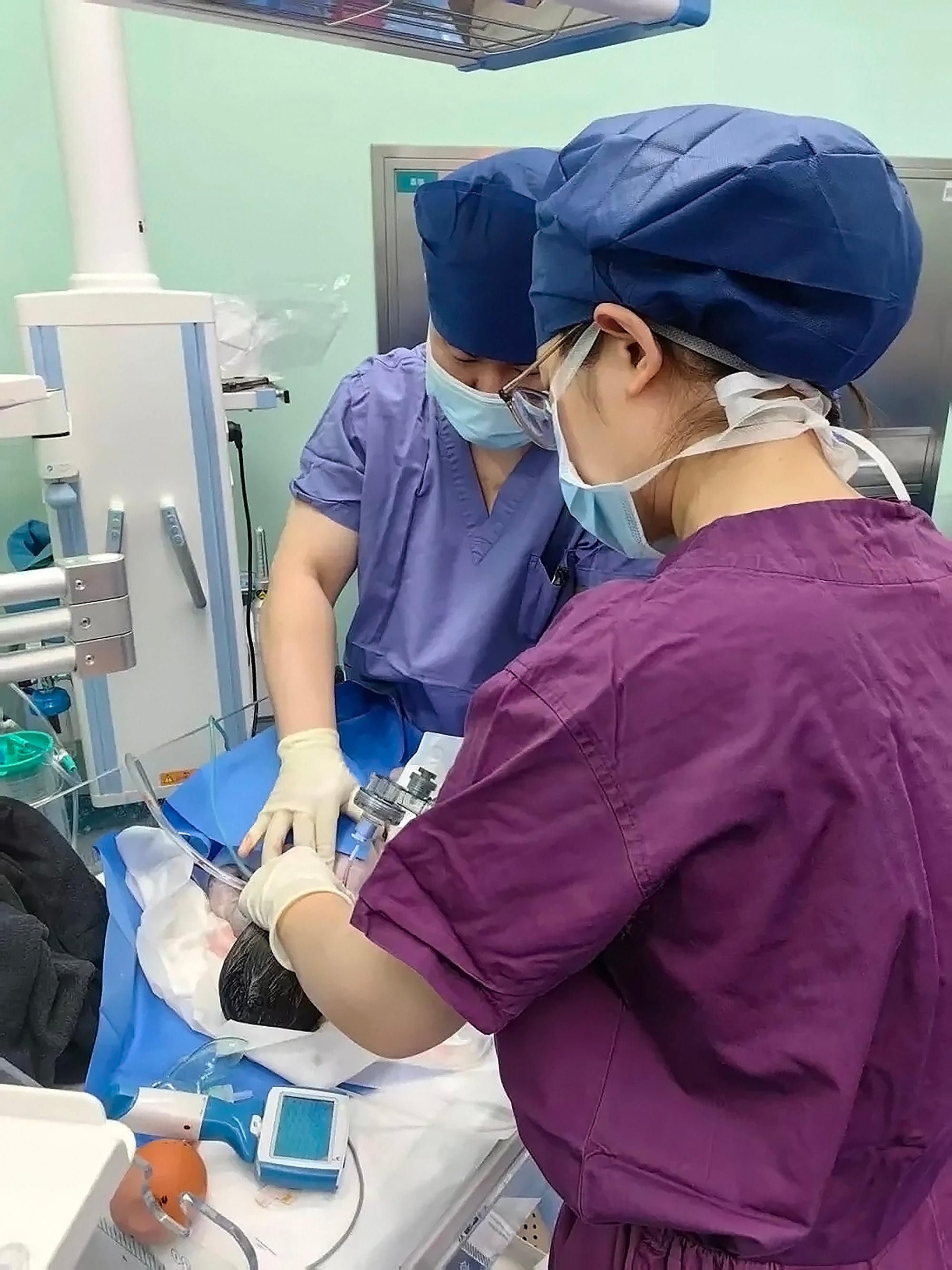Medical personnel attending to a newborn immediately after birth. Photo: Weixin