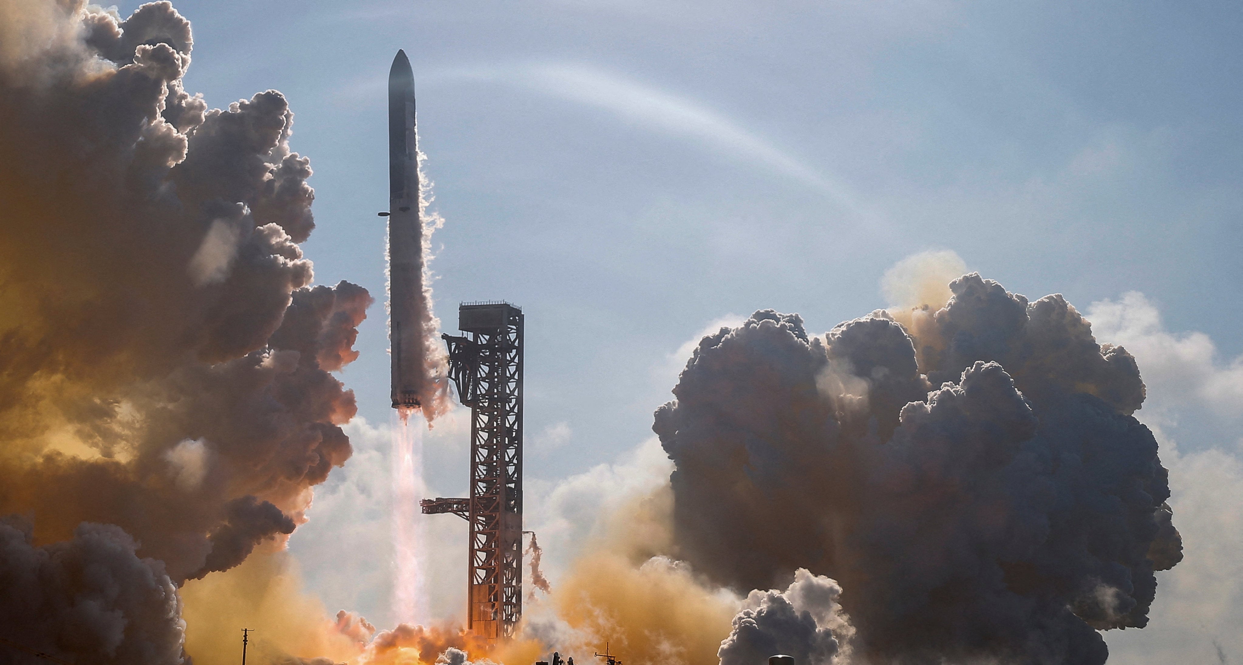 The SpaceX Starship and super heavy booster creates sound waves as it lifts off on its 12th test flight from the SpaceX launch complex in Starbase, Texas, US, on May 22. Photo: Reuters