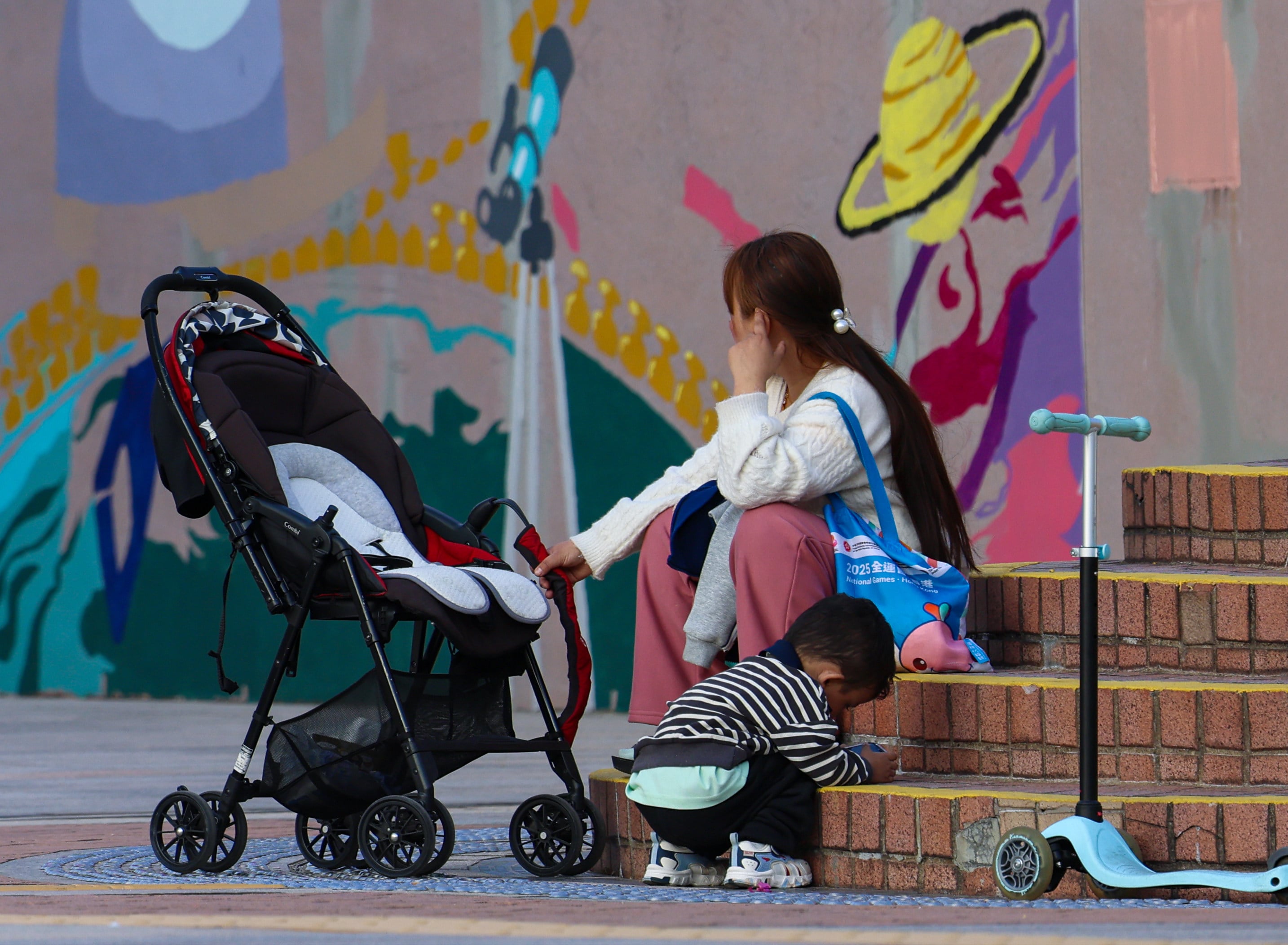 A woman and child rest on some steps in Tsim Sha Tsui on January 13. Photo: Jelly Tse