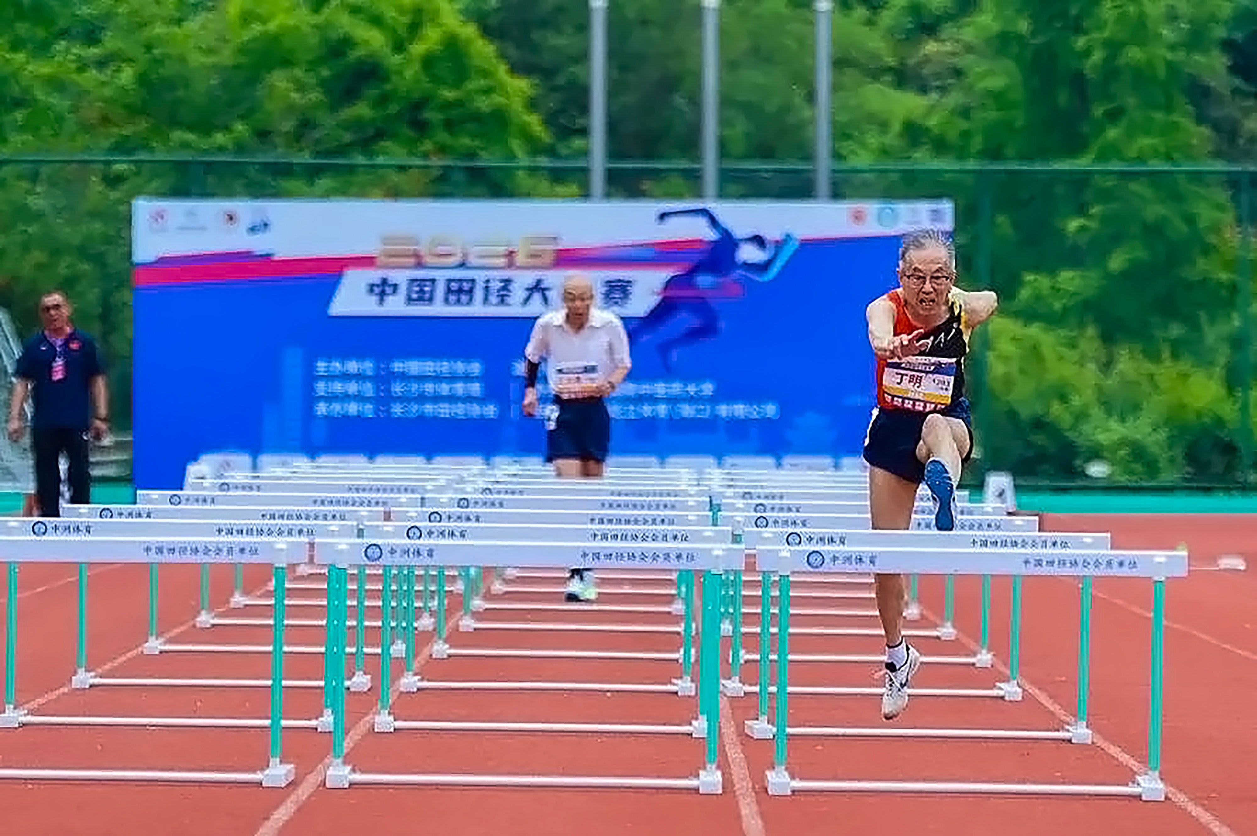 Ding Ming (right) beat his own 2024 national record in the men’s 80-84 age category. Photo: WeChat official account Chang Zai Sai Chang