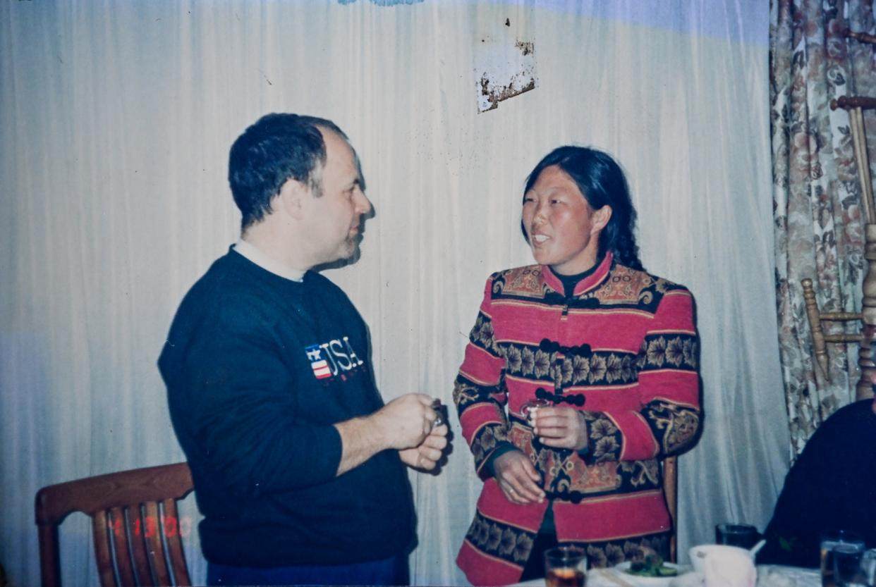 Yin Yuzhen meeting Ronald Sakolsky in 2000
