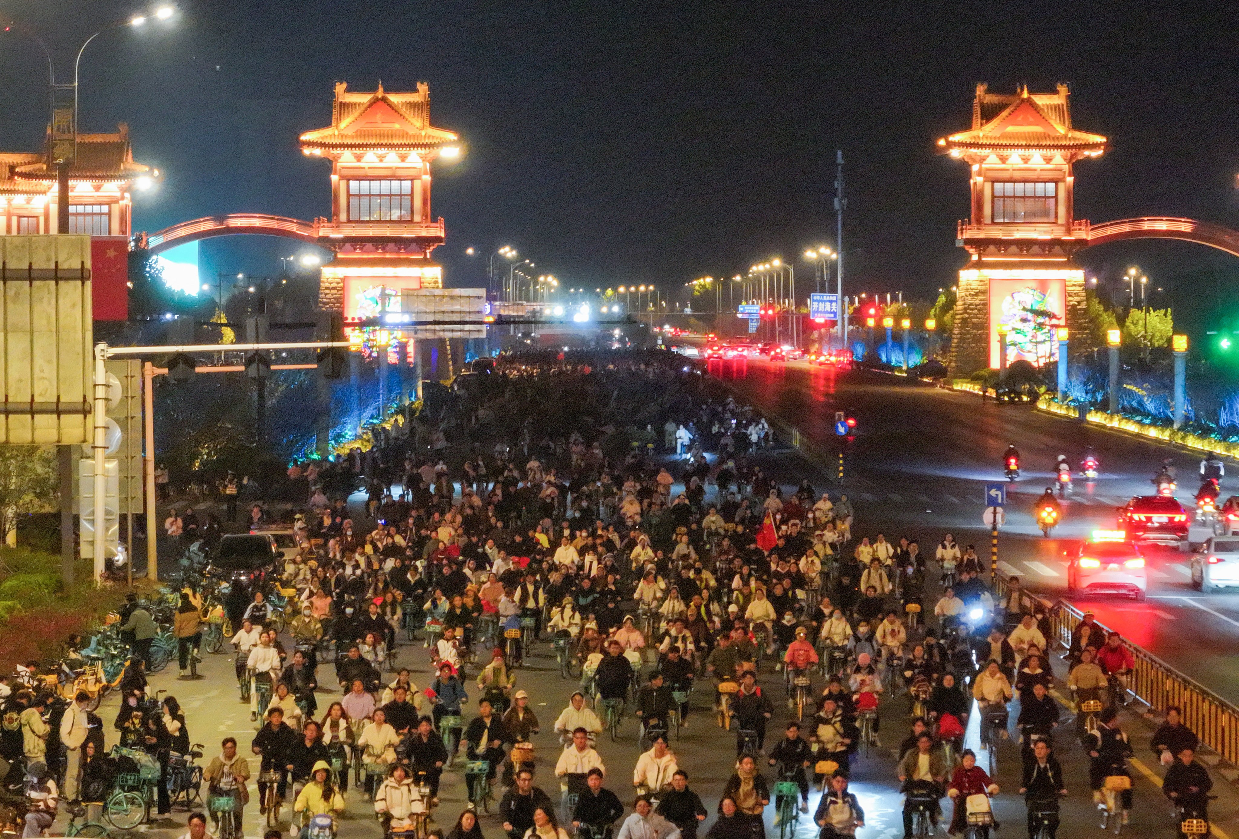 A Chinese woman riding a bicycle over a busy bridge feared her throat would be cut when she was caught by a fishing line. Photo: Getty Images