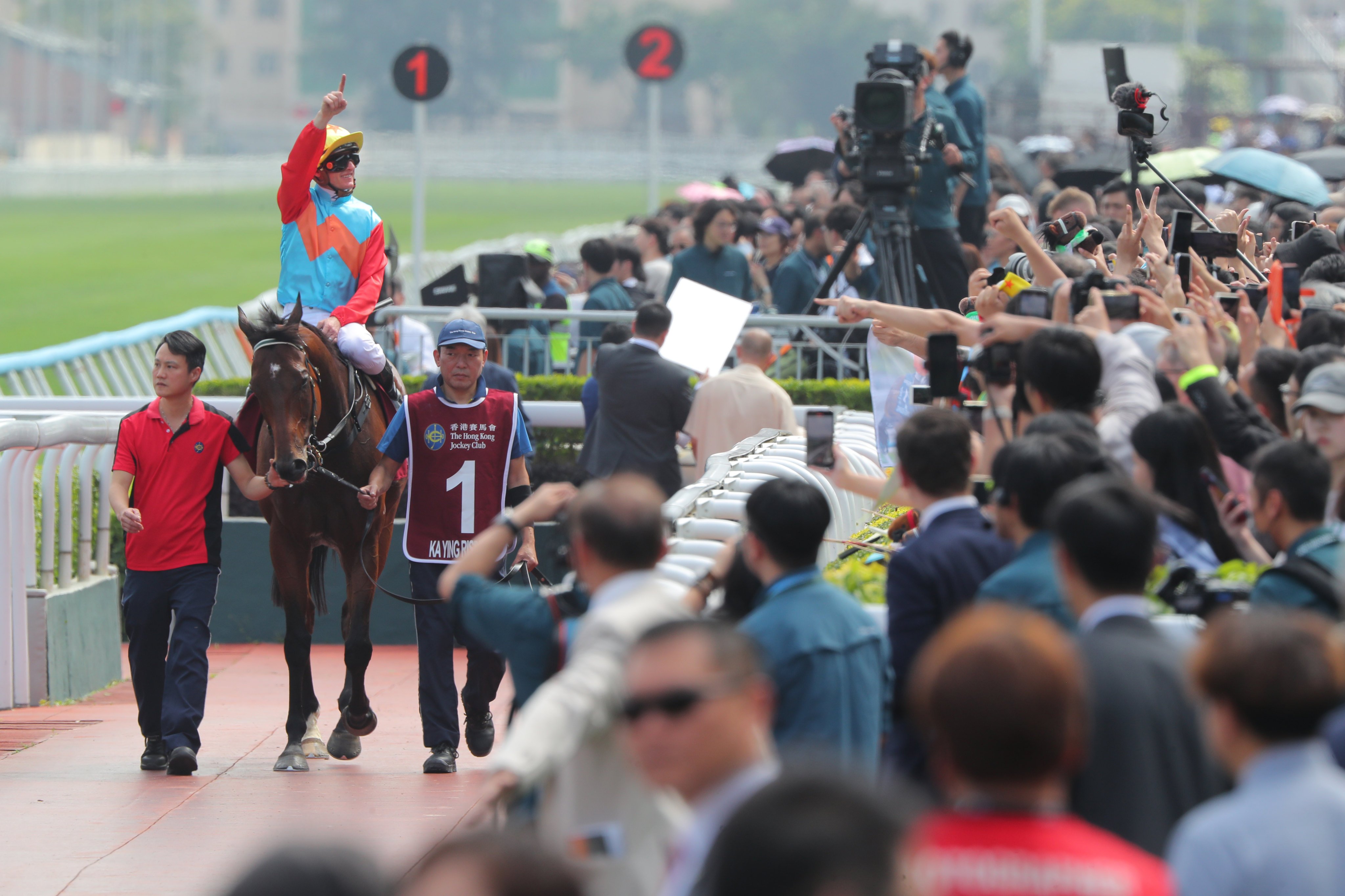 Zac Purton salutes the Sha Tin crowd after Ka Ying Rising’s Chairman’s Sprint Prize win last month. Photos: Kenneth Chan