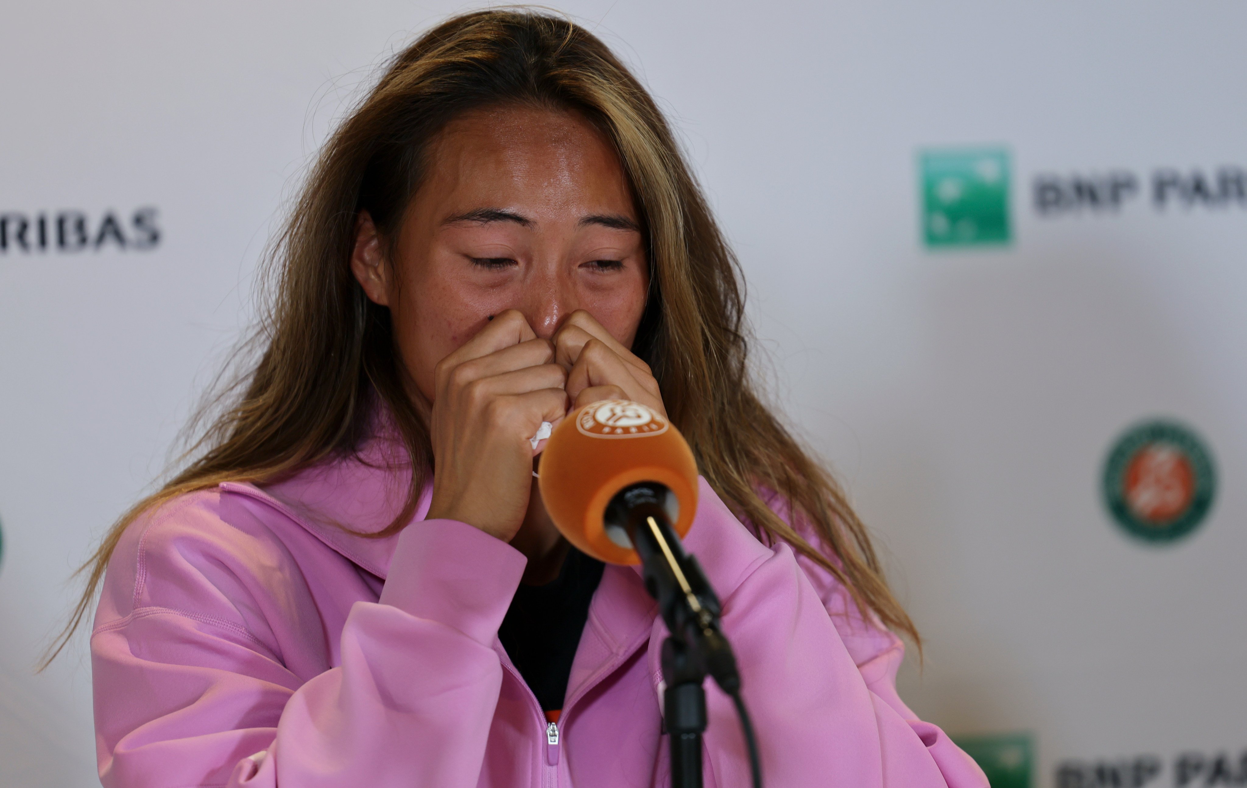 Zheng Qinwen crying during her press conference after losing in the French Open first round to Maja Chwalinska of Poland on Monday. Photo: Xinhua