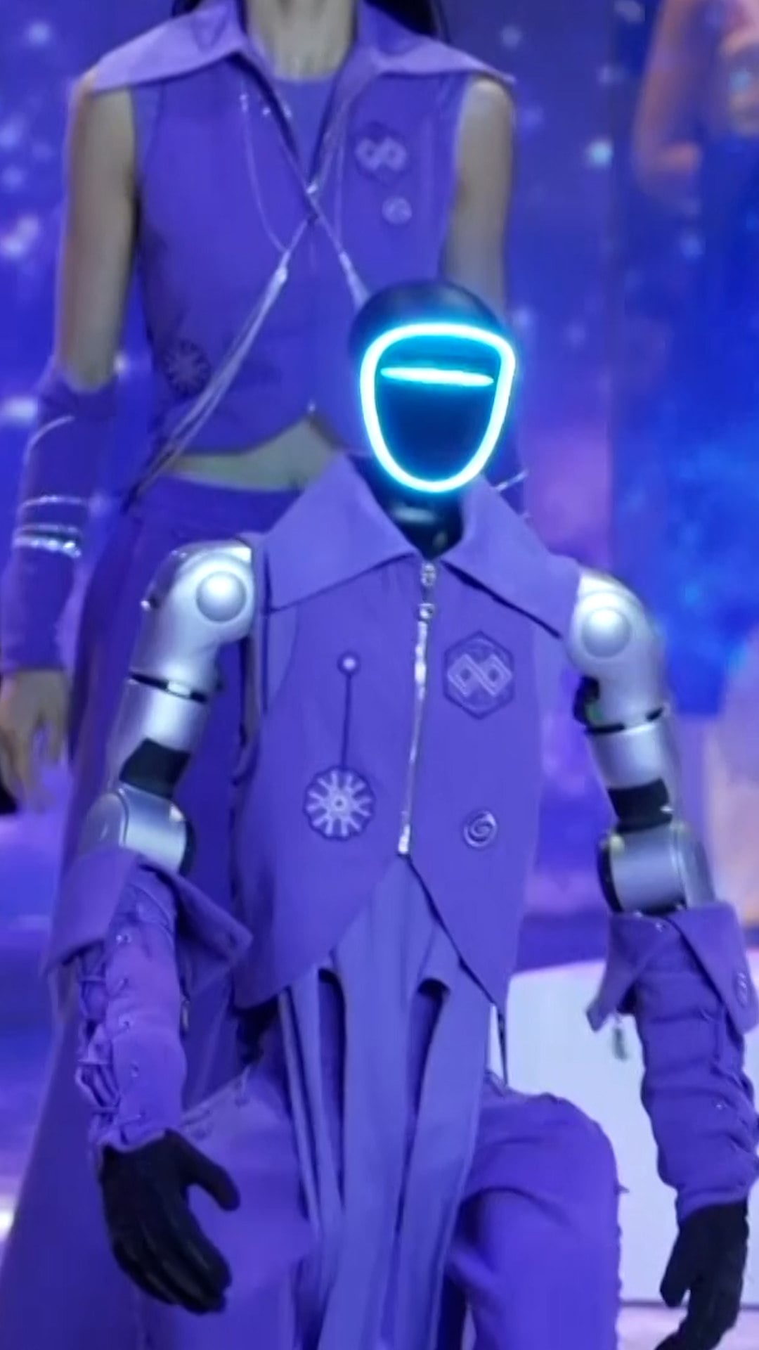Robots take to the catwalk at Seoul fashion show