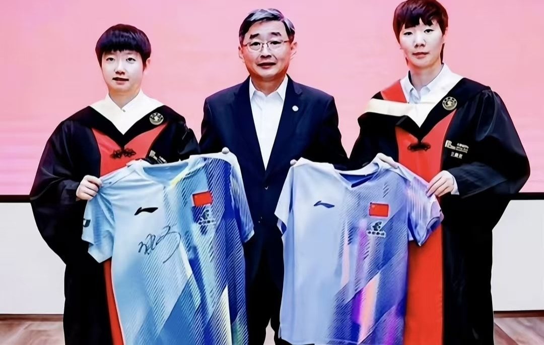 Sun Yingsha (left) and Wang Manyu (right) took graduation photos with faculty as members of the undergraduate class of 2019 at Shanghai Jiao Tong University. Photo: Weibo