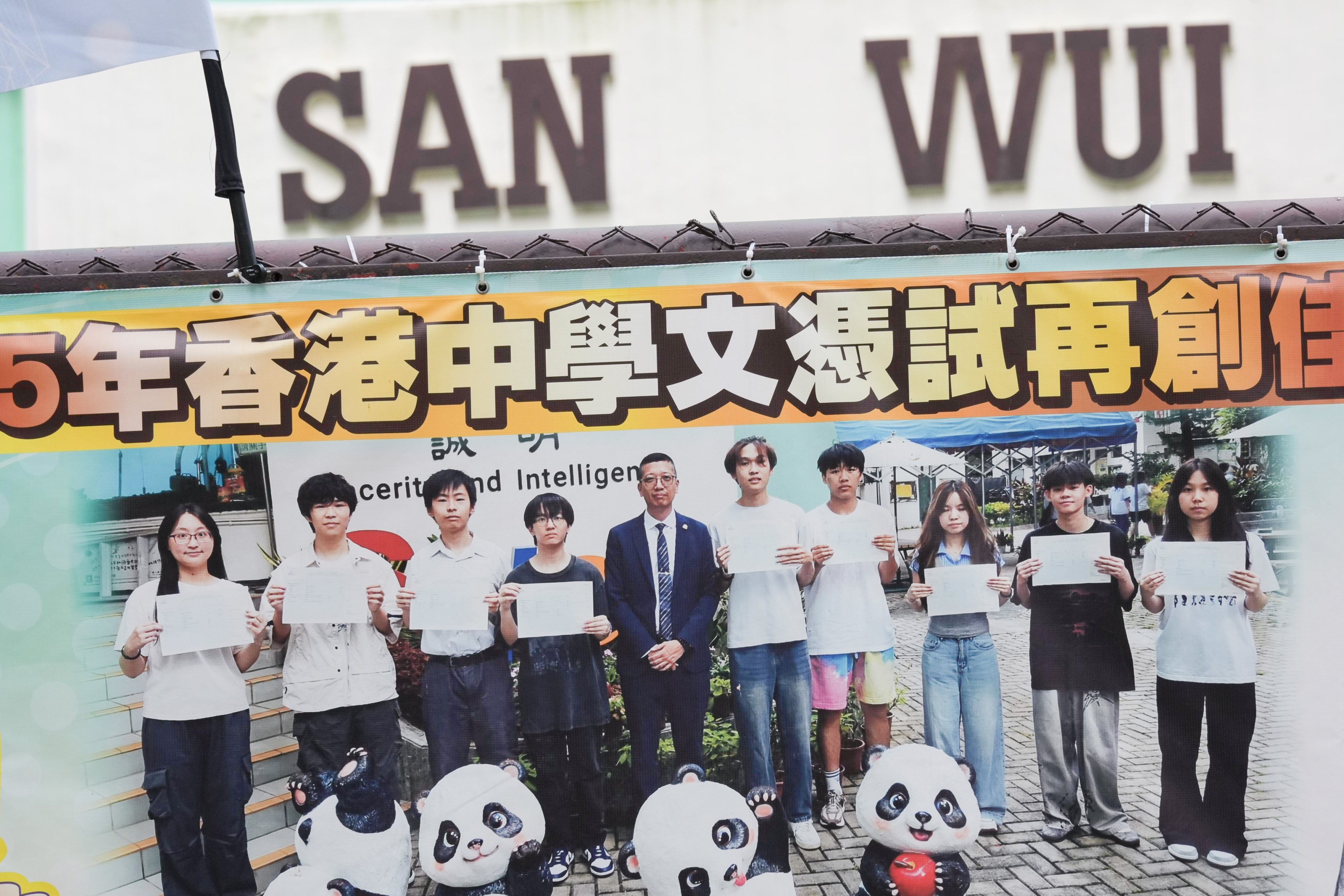 Principal Lee Cheuk-hing with students of San Wui Commercial Society Secondary School. Photo: Jelly Tse