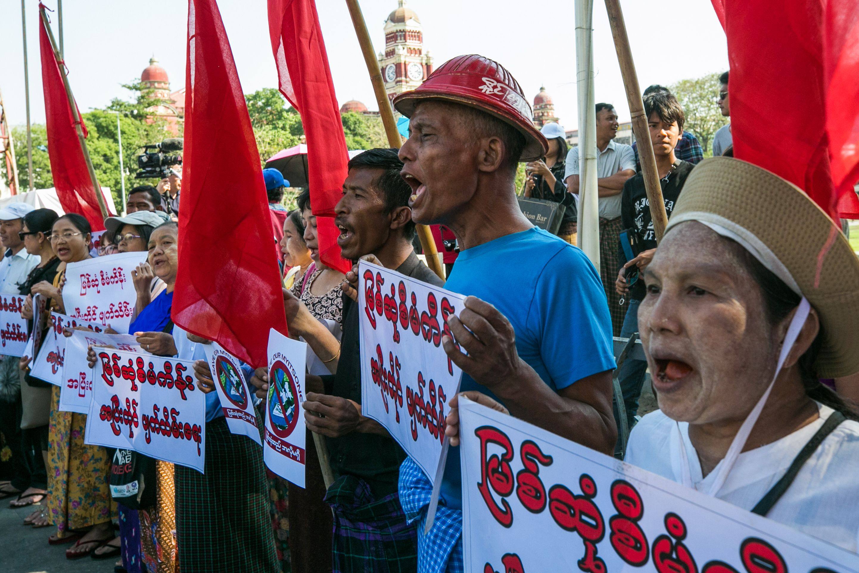 Myanmar people hold a rally in Yangon in 2020 to protest against any reinstatement of the Myitsone project. Photo: AFP