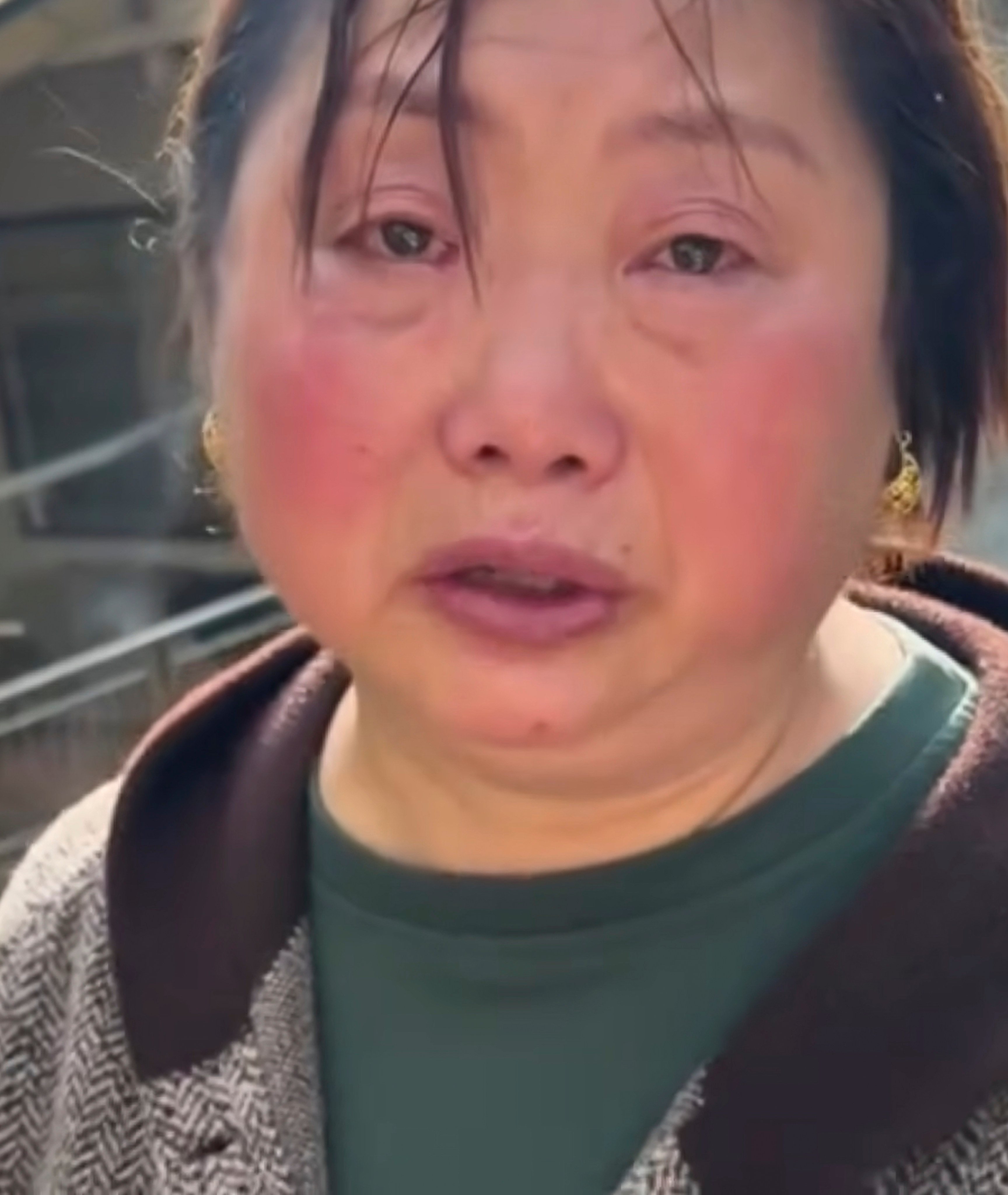 A female official in a rain-hit Chinese county has faced a backlash for wearing gold earrings while crying about the disaster. Photo: Sohu
