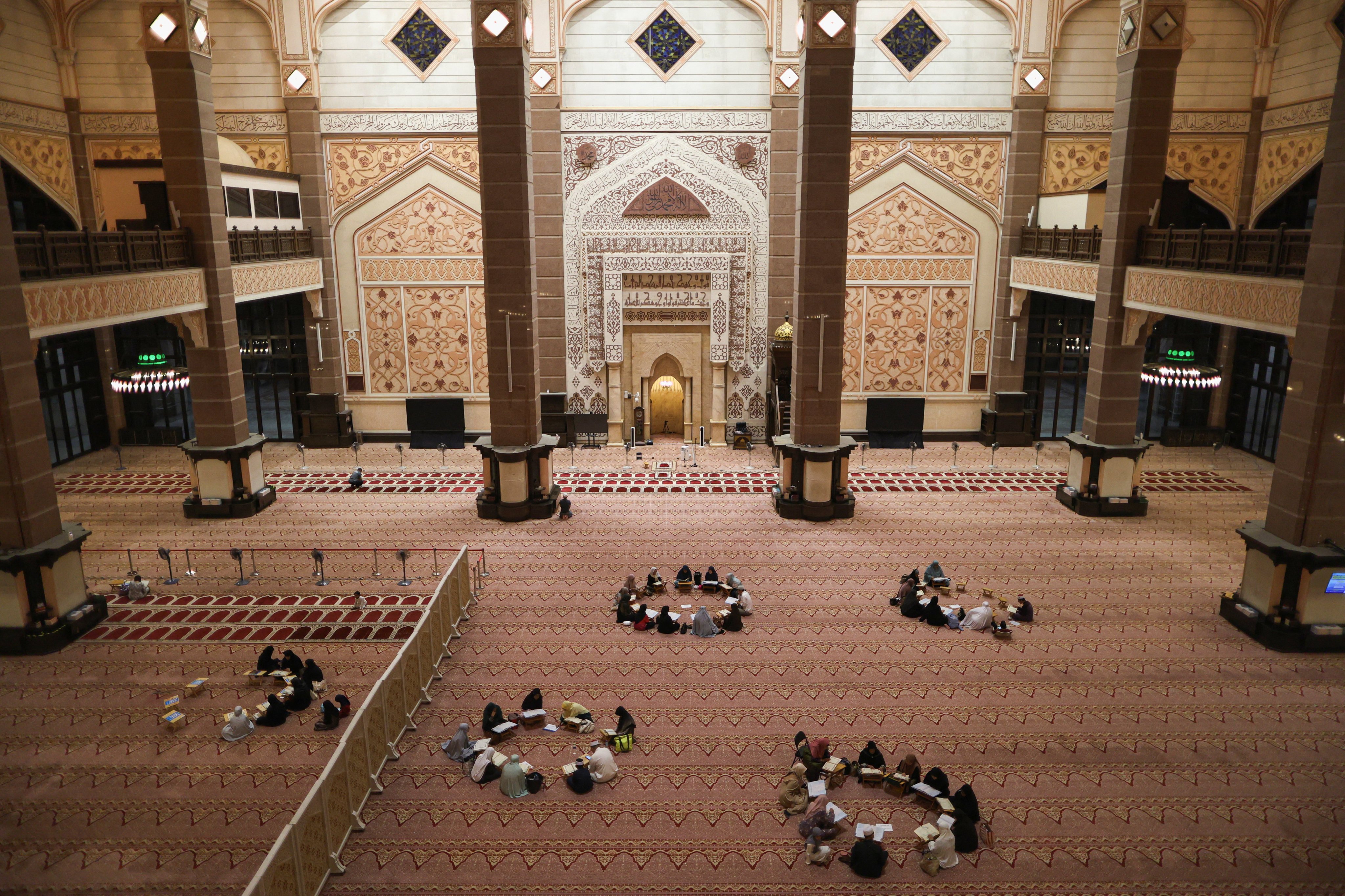 Groups of Muslims recite the Quran on the first evening of the holy fasting month of Ramadan at Putra Mosque in Putrajaya, Malaysia, on February 18. Photo: Reuters